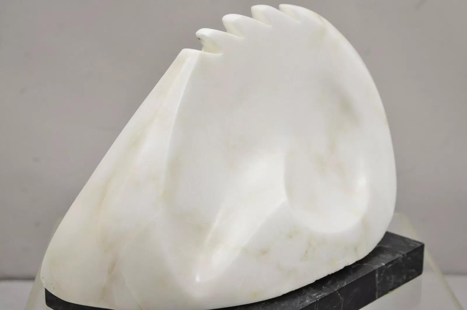 Sheryl Cannold Benjamin (americano, 1924 - 2023) Scultura astratta modernista in marmo scolpito su base di marmo. Circa 40 libbre. Circa alla fine del XX secolo. Misure: 11