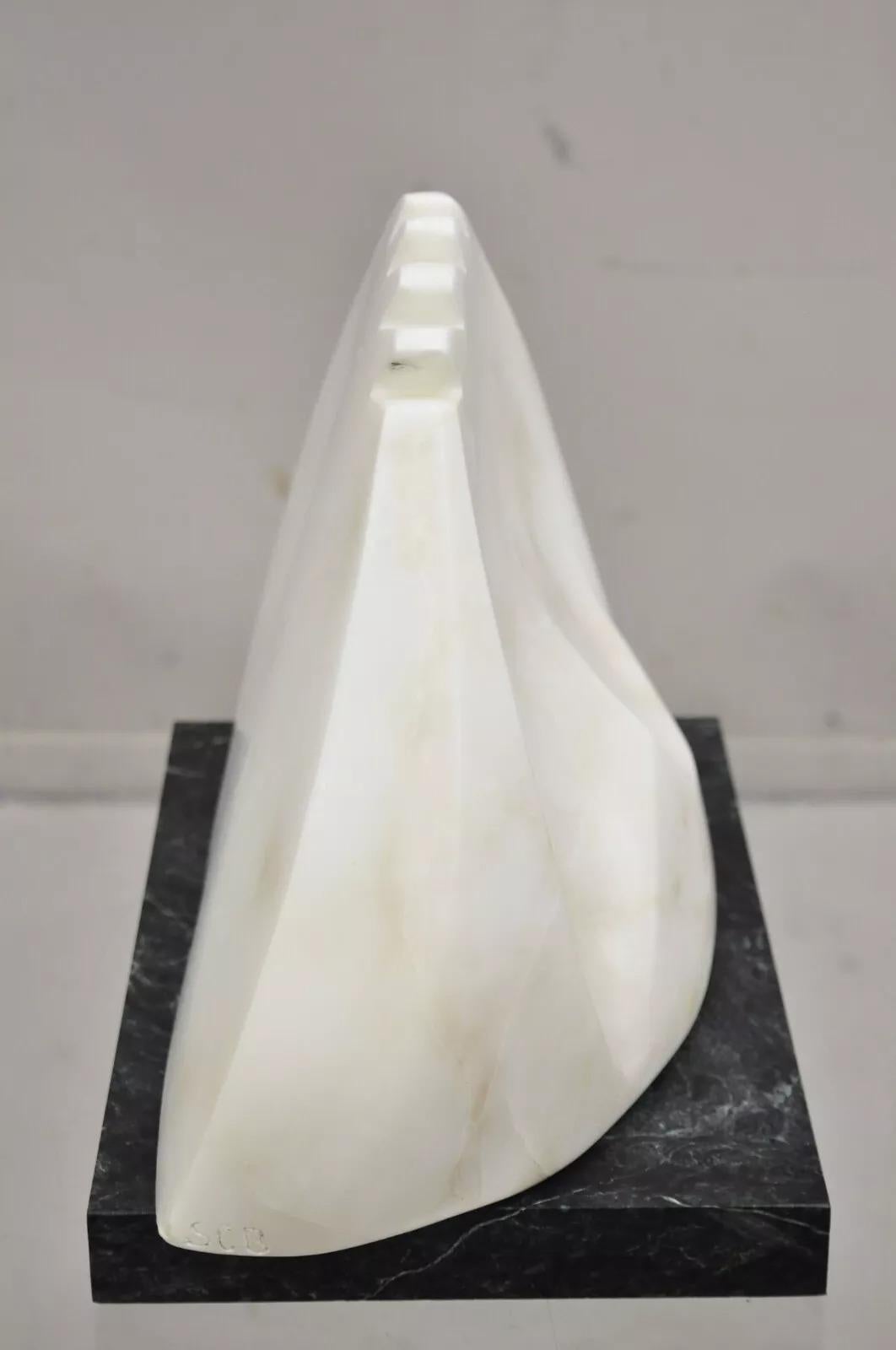 A.I.C. Benjamin Scultura astratta modernista in marmo scolpito su base di marmo In condizioni buone in vendita a Philadelphia, PA