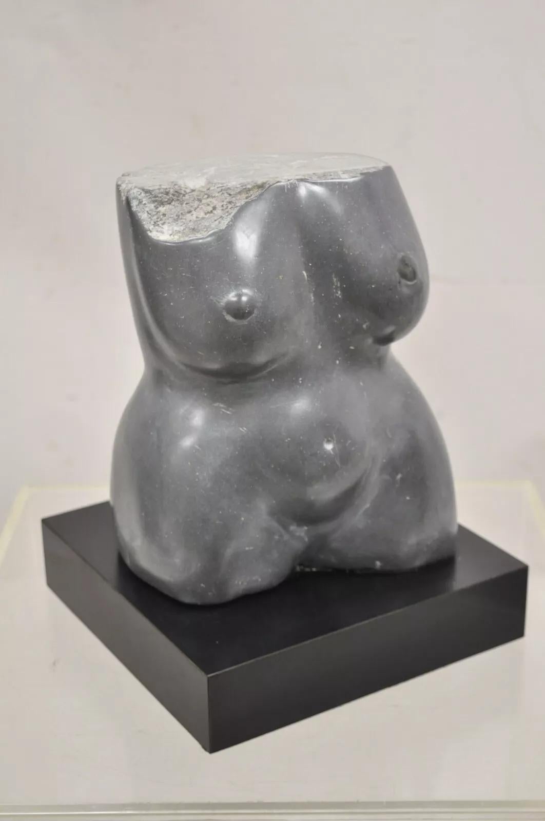 Sheryl Cannold Benjamin (Americana, 1924 - 2023) Scultura astratta di nudo femminile in marmo scolpito in massa. Pesa circa 30 libbre. Circa alla fine del XX secolo. Misure: 11,5