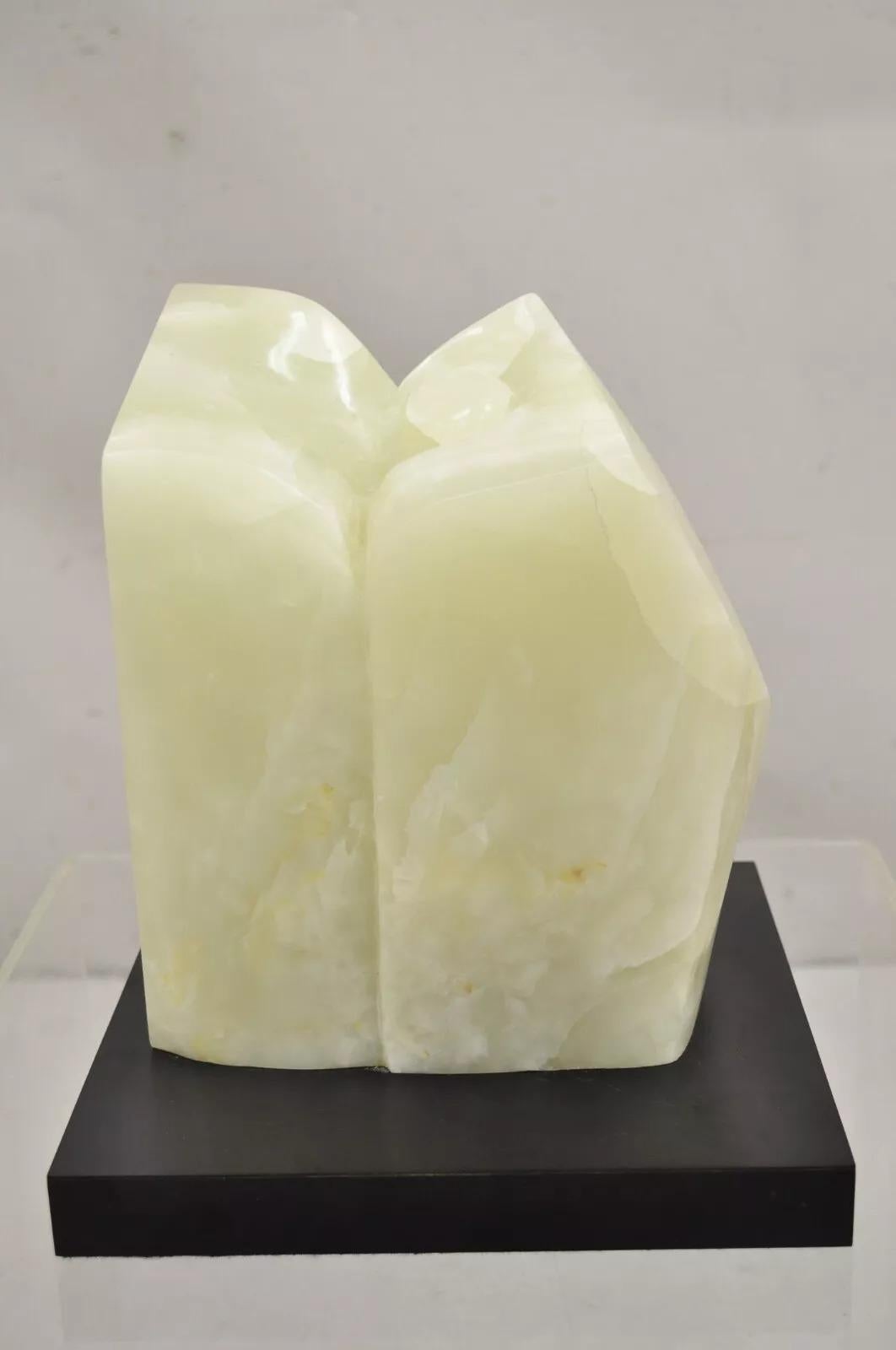 Sheryl Cannold Benjamin (americano, 1924 - 2023) Scultura astratta moderna in onice scolpito su piedistallo laminato. Circa 40 libbre. Circa alla fine del XX secolo. Misure: 11,5