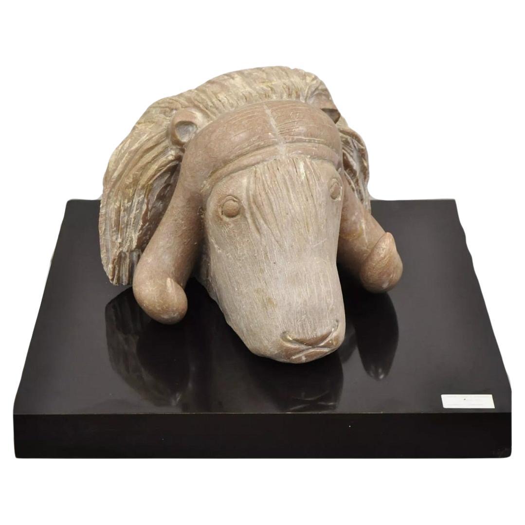 Scultura da tavolo in alabastro di Sheryl C. Benjamin "Bue muschiato" scolpito in lampone e alabastro