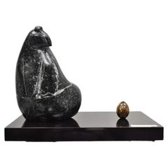 Sheryl C. Benjamin "The Egg and the Quail" abstrakte Skulptur aus schwarzem Marmor