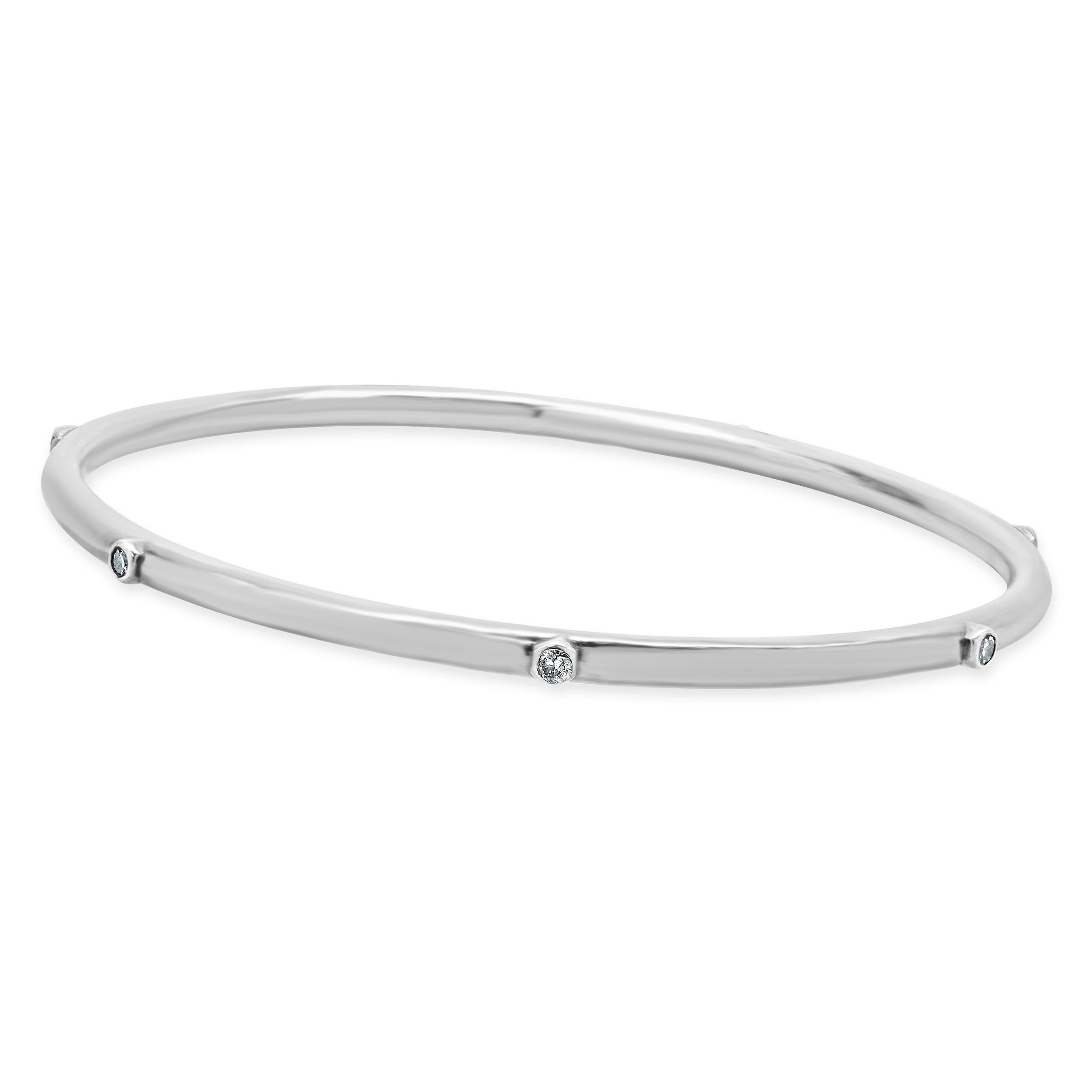 Designer: Sheryl Lowe
Materiale: argento sterling
Dimensioni: il braccialetto bangle si adatta a un polso di 7,75 pollici
Peso: 16,15 grammi
