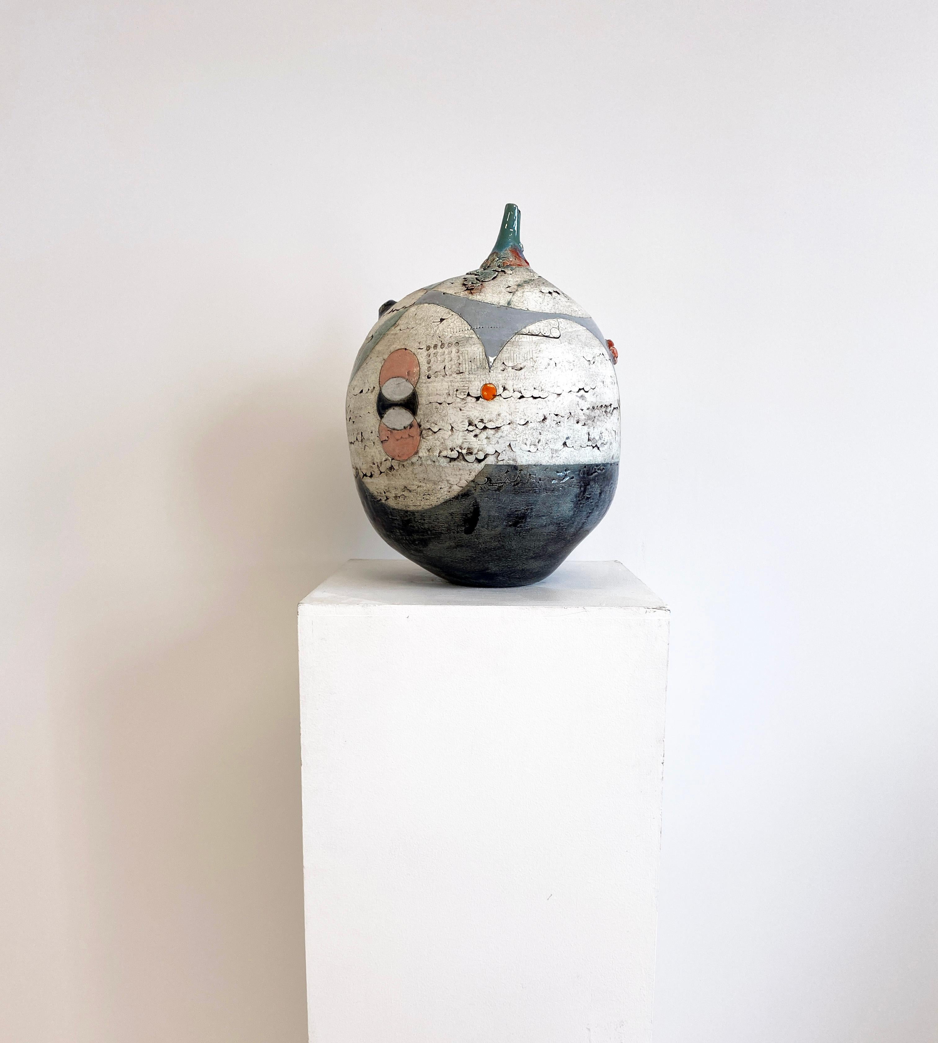 Escultura abstracta de cerámica contemporánea de Sheryl Zacharia 