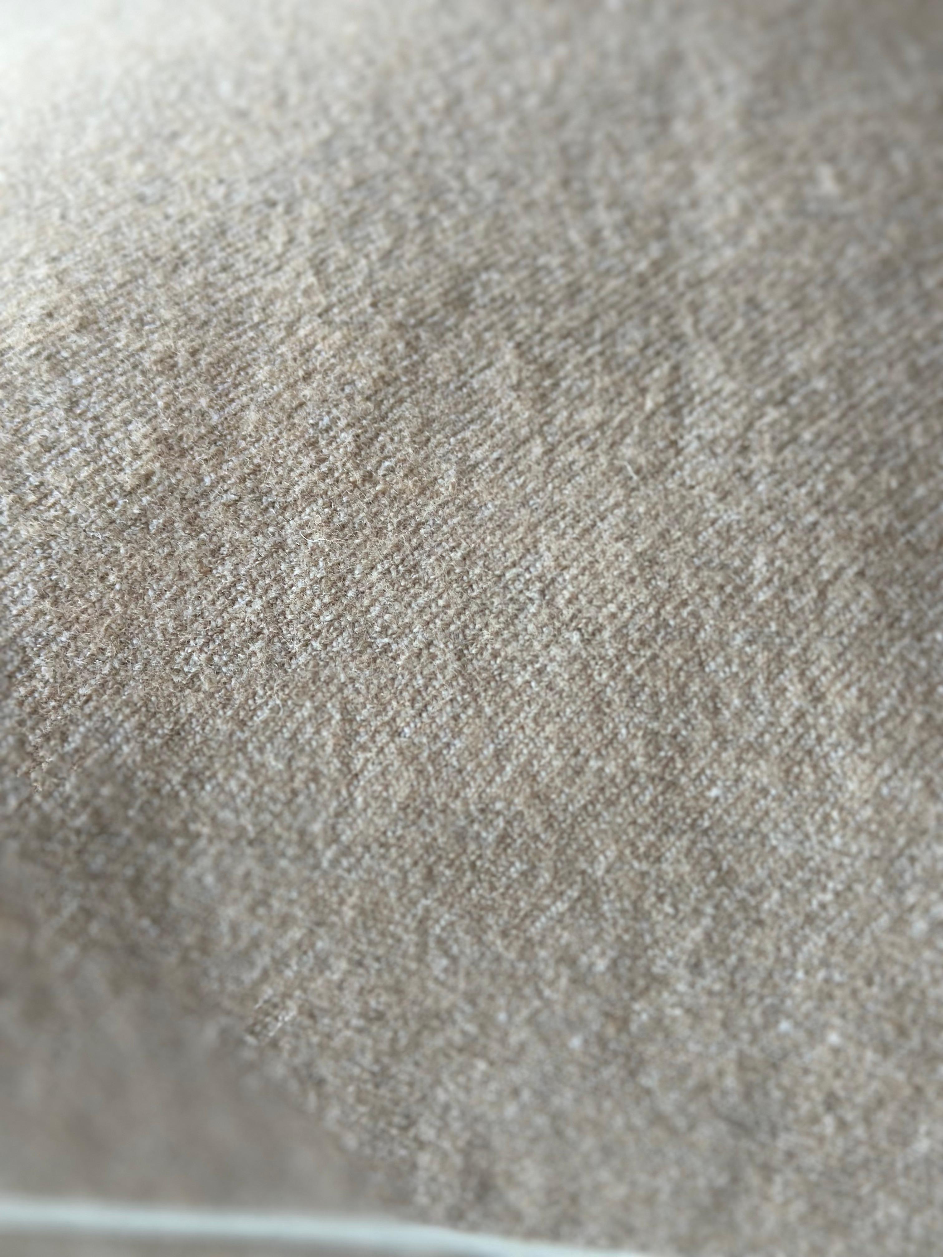 Coussin en laine du Shetland de couleur chair chaude avec insert de plumes de duvet en vente 1