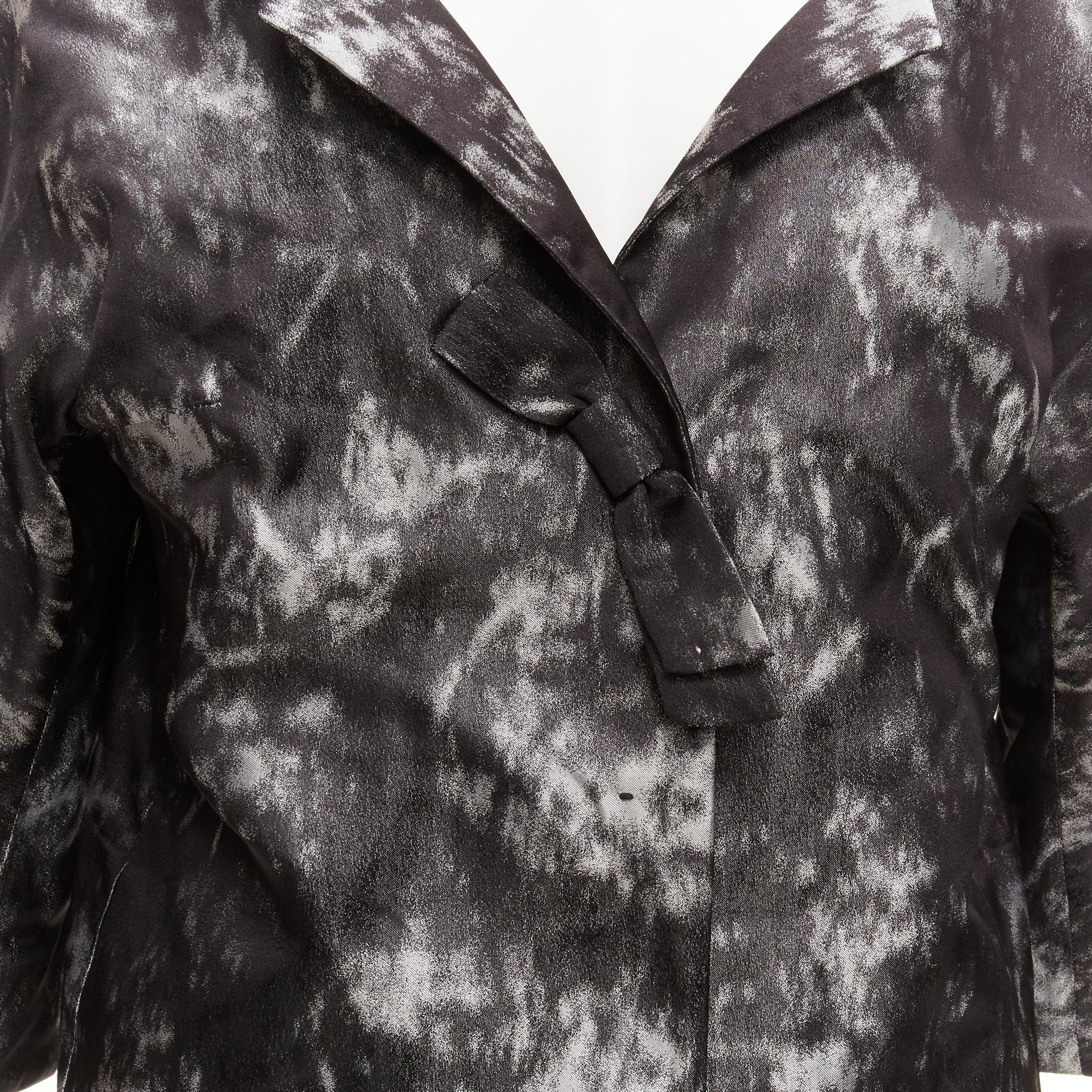 SHIATZY CHEN 100% seta grigio nero dettaglio fiocco taglio rotondo giacca cocoon IT42 M
Riferimento: TGAS/D00075
Marchio: Shiatzy Chen
Materiale: Seta
Colore: Nero, Grigio
Modello: Astratto
Chiusura: bottoni a pressione
Fodera: Seta grigia
Dettagli