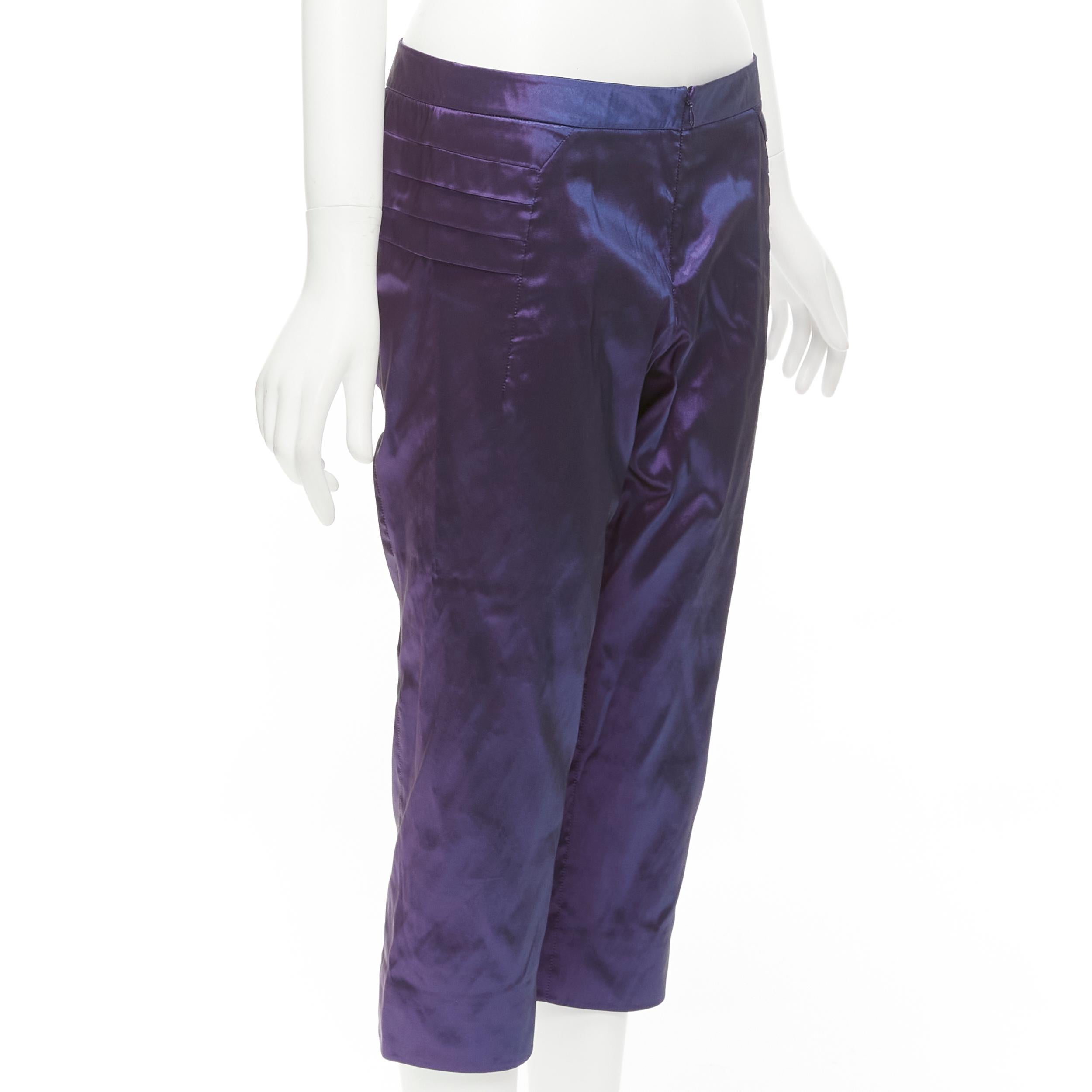 SHIATZY CHEN 100% Seide lila SHIATZY CHEN  Holografische plissierte, seitlich gedrehte kniehohe Hose IT42 M (Violett) im Angebot