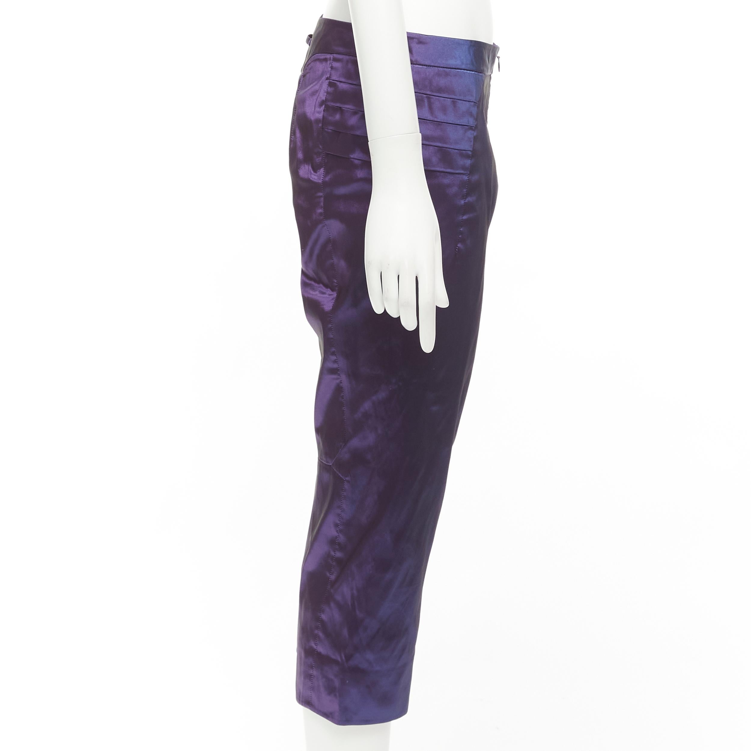 SHIATZY CHEN 100% Seide lila SHIATZY CHEN  Holografische plissierte, seitlich gedrehte kniehohe Hose IT42 M im Zustand „Hervorragend“ im Angebot in Hong Kong, NT