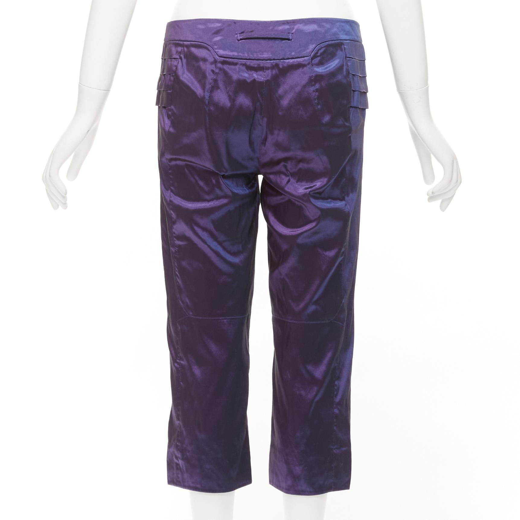 SHIATZY CHEN 100% Seide lila SHIATZY CHEN  Holografische plissierte, seitlich gedrehte kniehohe Hose IT42 M Damen im Angebot