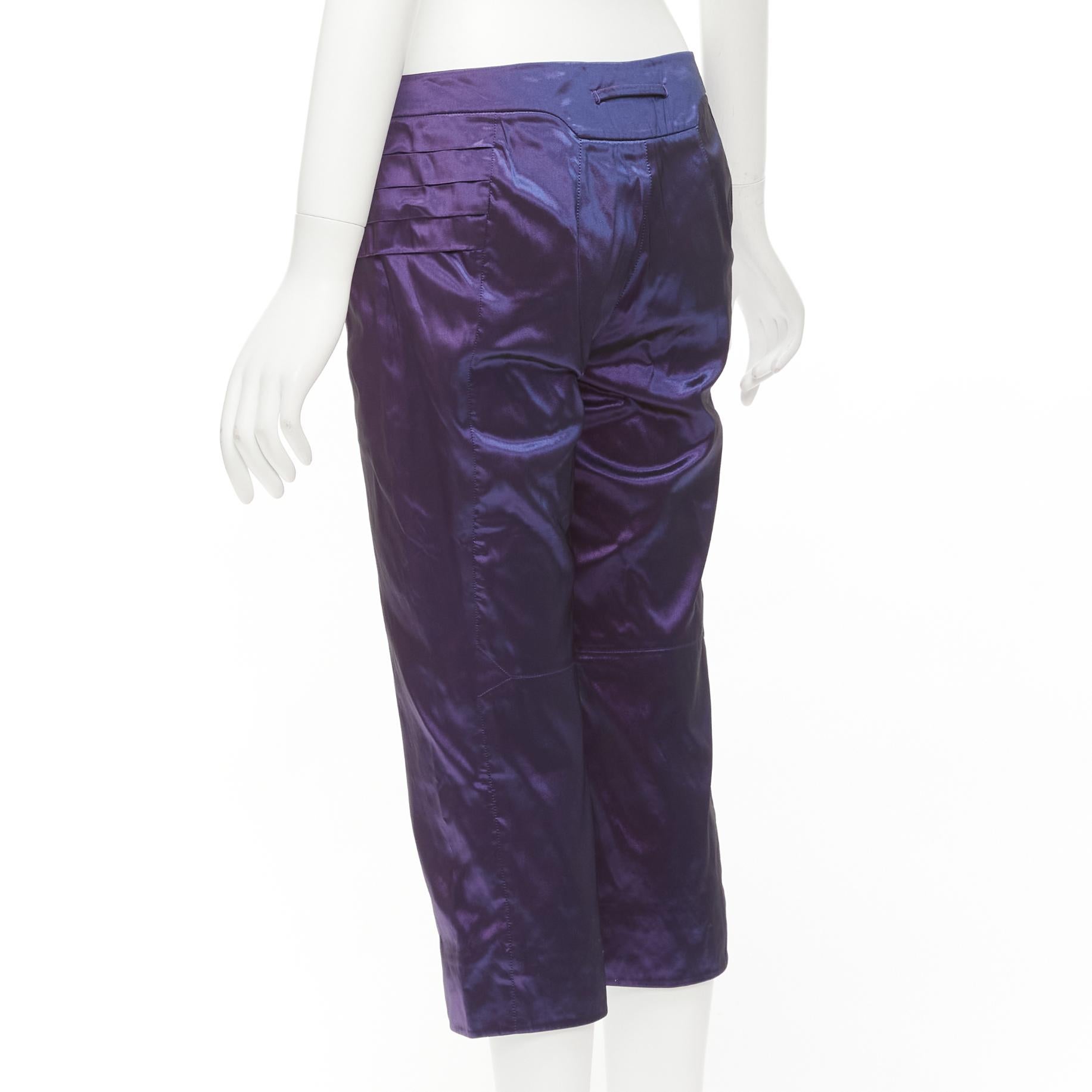 SHIATZY CHEN 100% Seide lila SHIATZY CHEN  Holografische plissierte, seitlich gedrehte kniehohe Hose IT42 M im Angebot 1