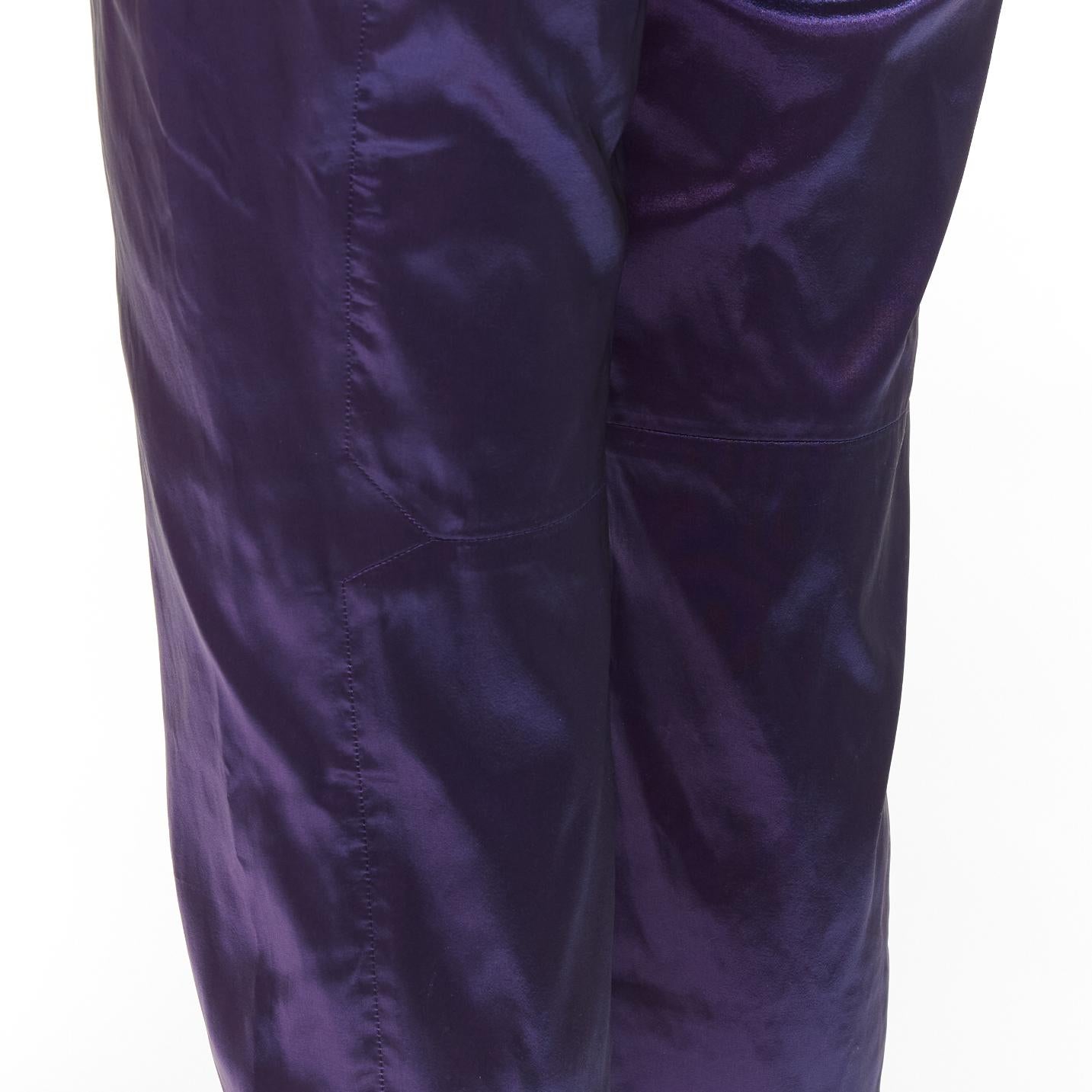 SHIATZY CHEN 100% Seide lila SHIATZY CHEN  Holografische plissierte, seitlich gedrehte kniehohe Hose IT42 M im Angebot 2