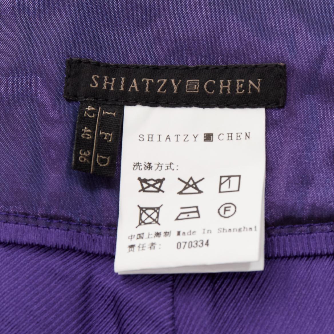 SHIATZY CHEN 100% Seide lila SHIATZY CHEN  Holografische plissierte, seitlich gedrehte kniehohe Hose IT42 M im Angebot 3