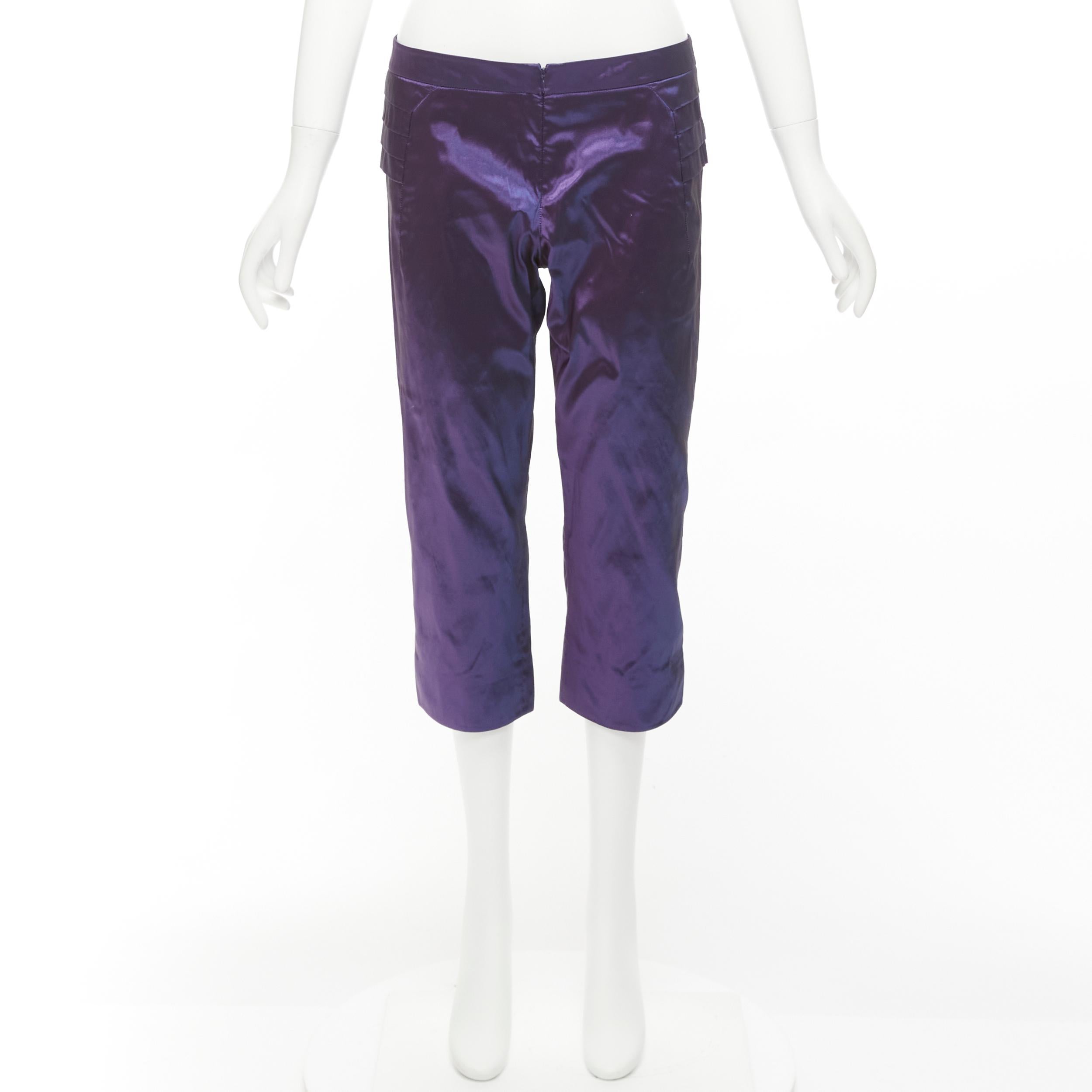 SHIATZY CHEN 100% Seide lila SHIATZY CHEN  Holografische plissierte, seitlich gedrehte kniehohe Hose IT42 M im Angebot 4