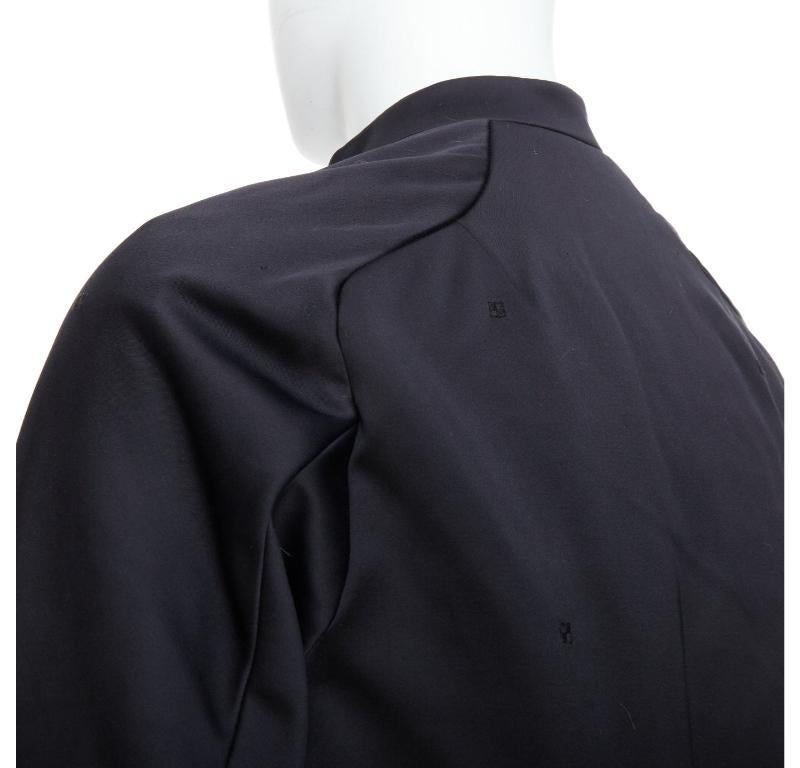 SHIATZY CHEN cappotto imbottito in misto cotone nero e ricamato in seta IT48 M.
Riferimento: PRWU/A00020
Marchio: Shiatzy Chen
Materiale: Cotone, misto
Colore: nero
Modello: Tinta unita
Chiusura: bottone
Fodera: Tessuto rosso
Dettagli extra:
