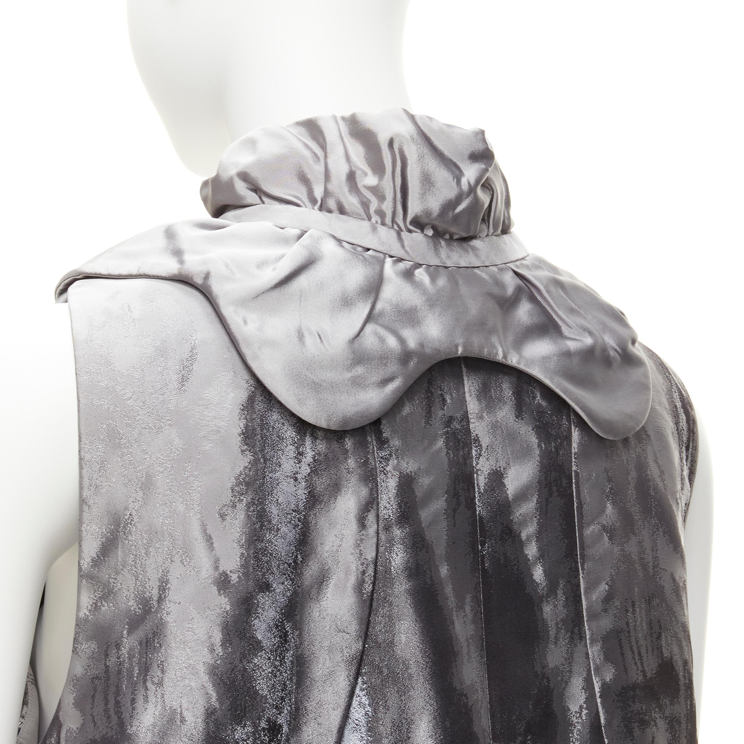 SHIATZY Chen gilet con collo a smerlo in broccato floreale astratto grigio IT44 L. in vendita 5