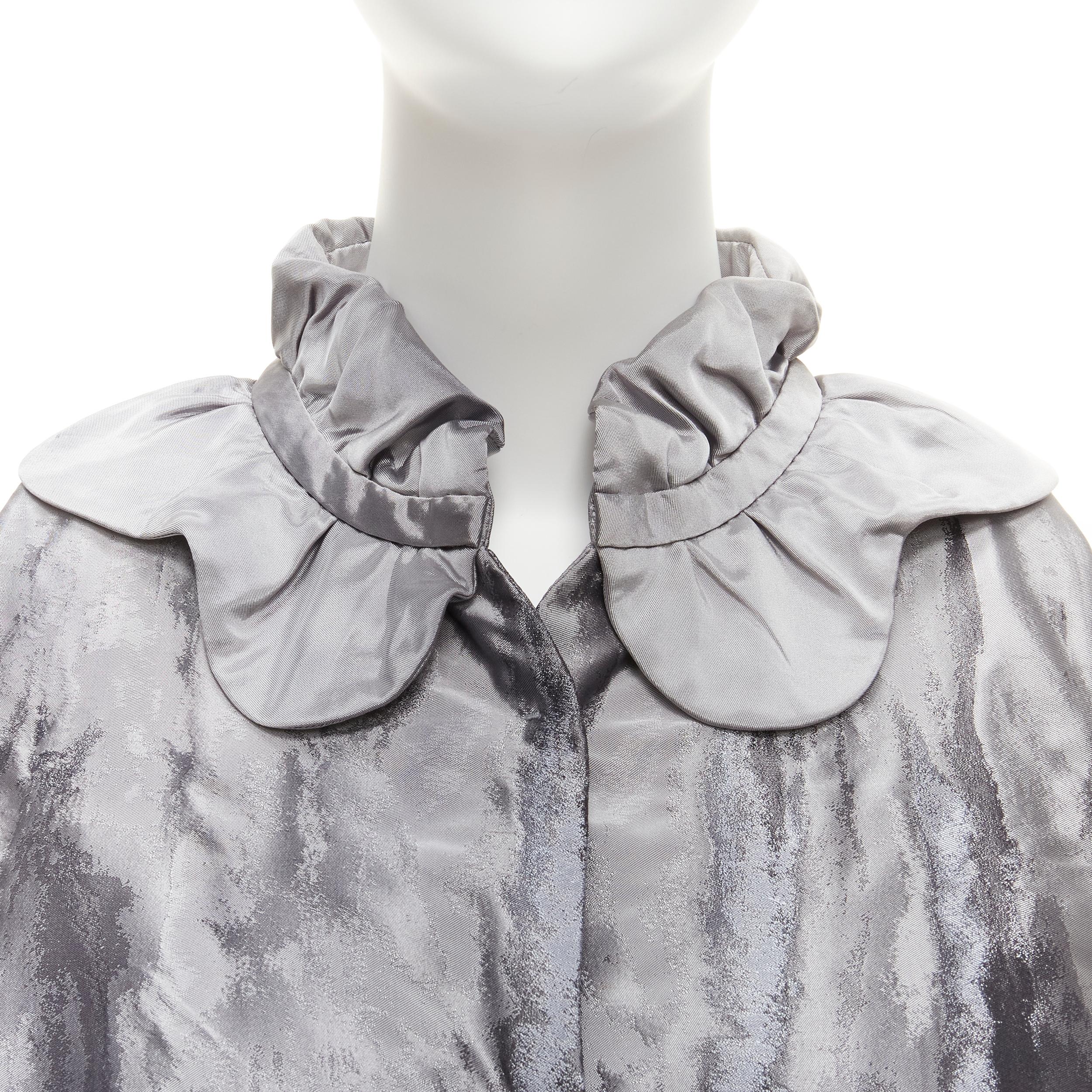 SHIATZY Chen gilet con collo a smerlo in broccato floreale astratto grigio IT44 L.
Riferimento: TGAS/D00072
Marchio: Shiatzy Chen
Materiale: Acetato, seta
Colore: Grigio
Modello: Astratto
Chiusura: bottoni a pressione
Fodera: Seta grigia
Dettagli