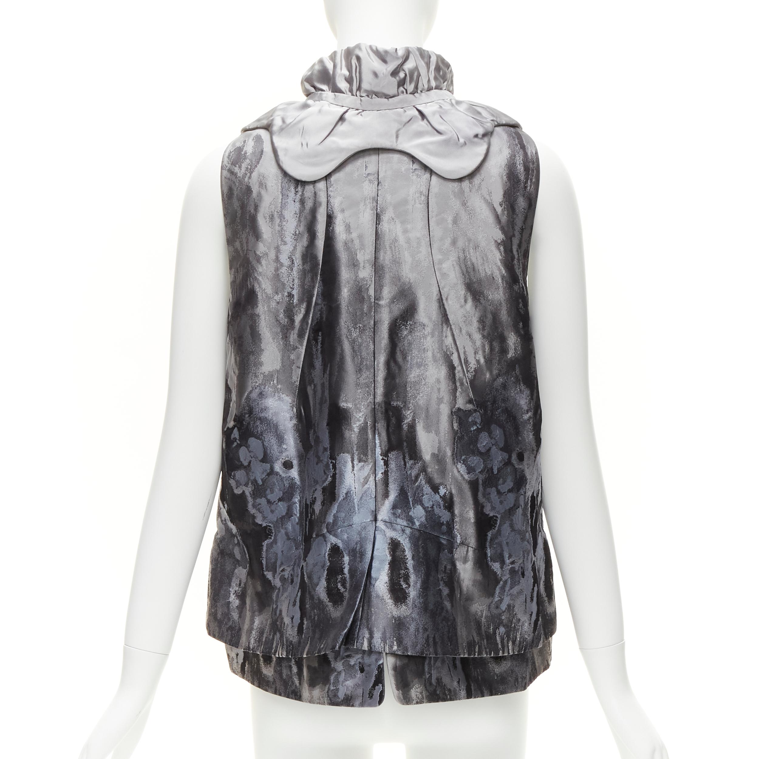 SHIATZY Chen gilet con collo a smerlo in broccato floreale astratto grigio IT44 L. in vendita 1