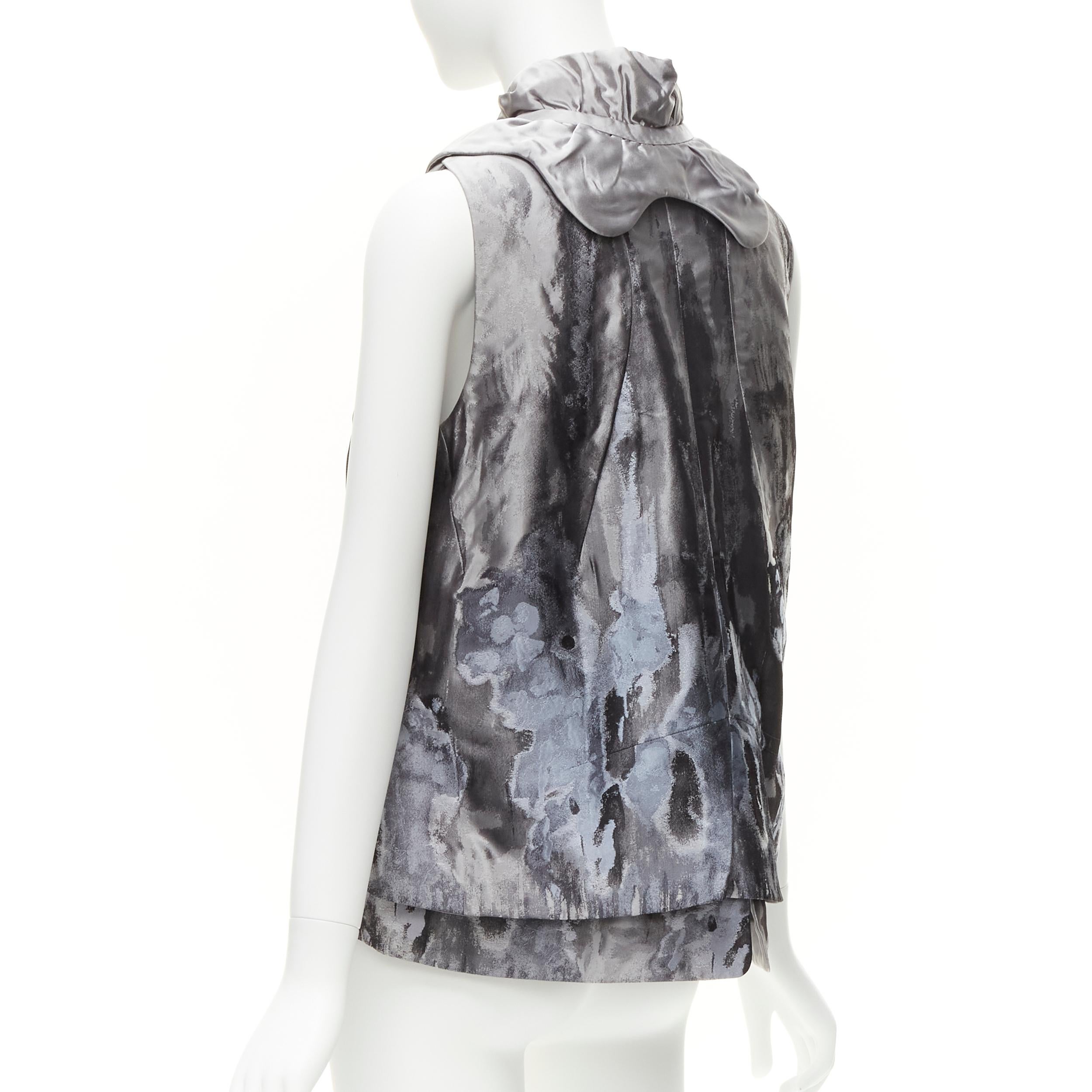 SHIATZY Chen gilet con collo a smerlo in broccato floreale astratto grigio IT44 L. in vendita 2