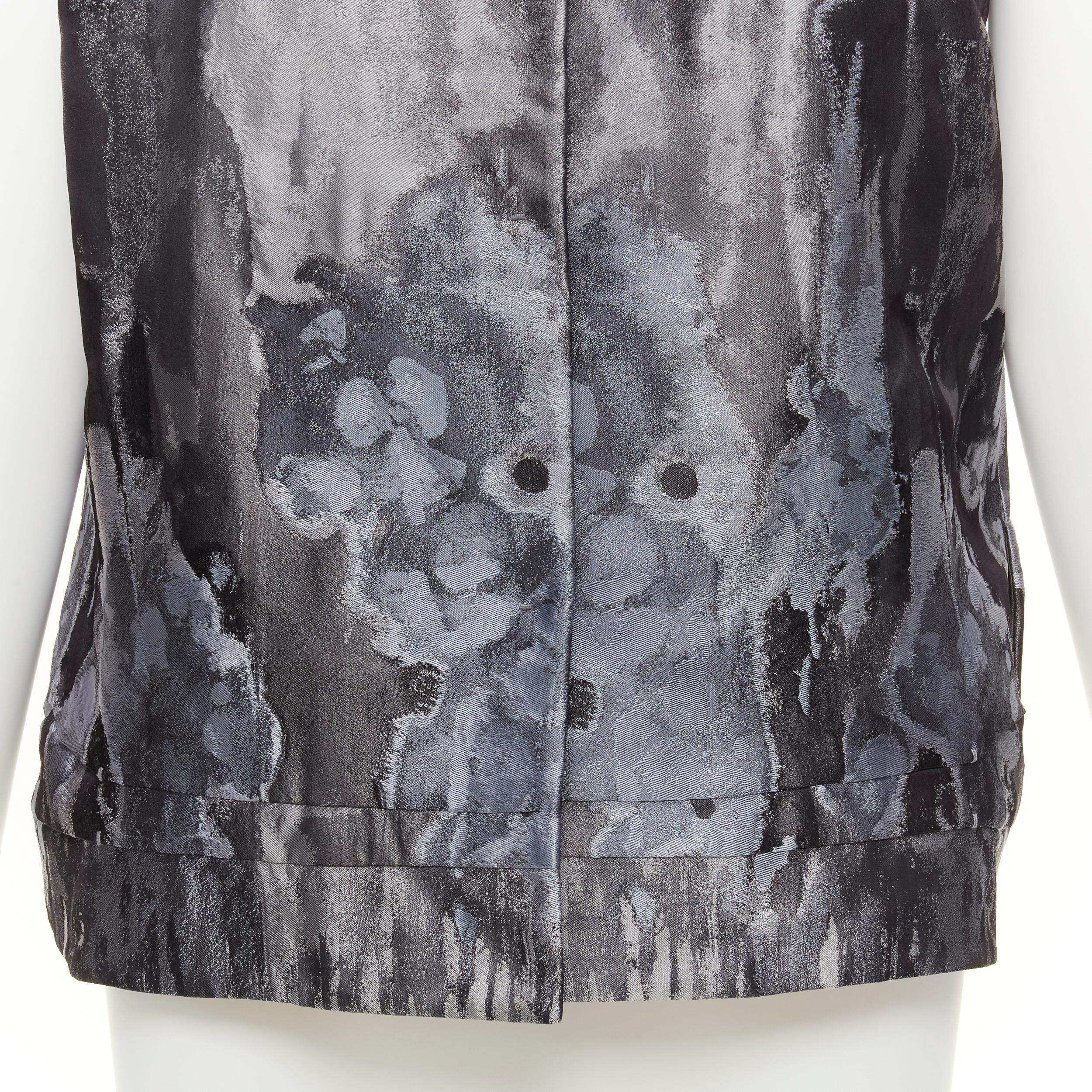 SHIATZY Chen gilet con collo a smerlo in broccato floreale astratto grigio IT44 L. in vendita 3