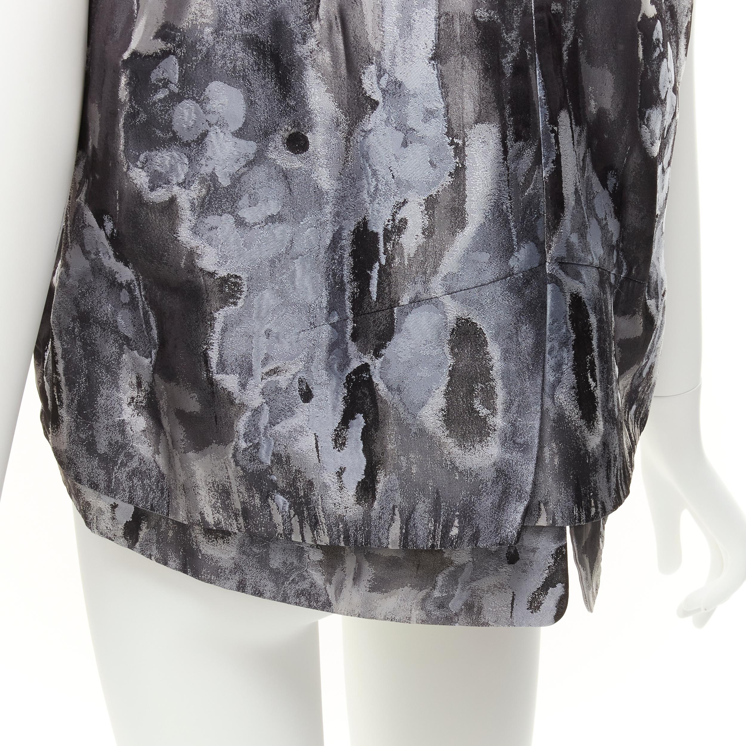 SHIATZY Chen gilet con collo a smerlo in broccato floreale astratto grigio IT44 L. in vendita 4