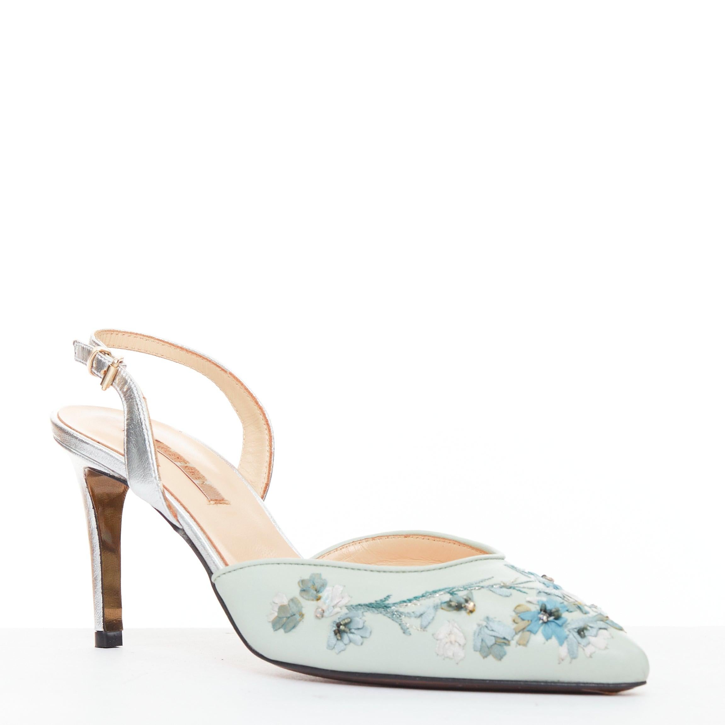 SHIATZY CHEN mint green leather embroidered floral sling pumps EU36
Reference: TGAS/F00207
Brand: Shiatzy Chen
Material: Leather
Color: Green, Silver
Pattern: Floral
Closure: Slingback
Lining: Nude Leather
Extra Details: Beaded embroidery at