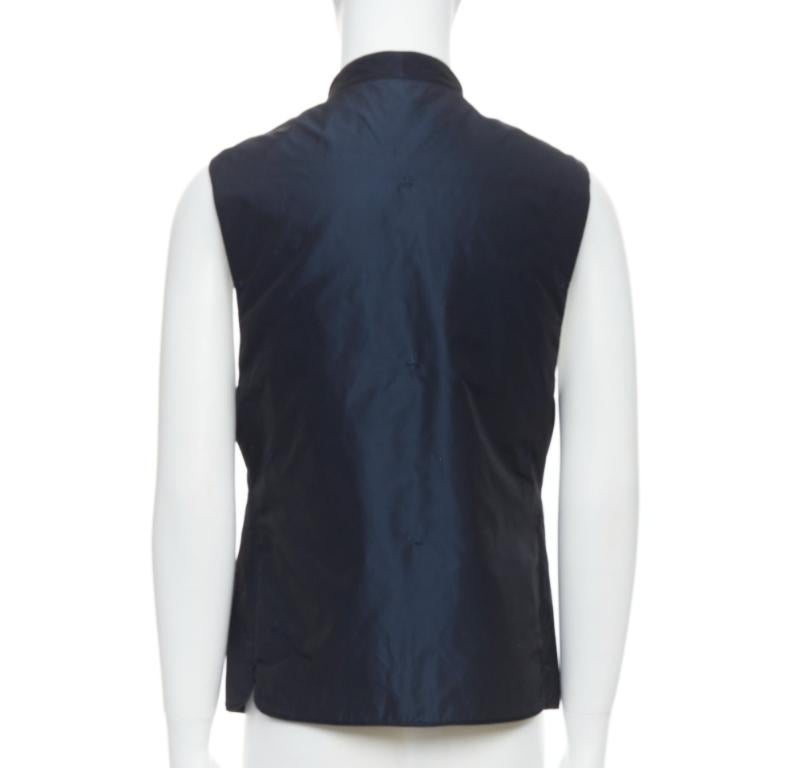 SHIATZY CHEN marineblaue bestickte, bestickte Seidenweste mit Knopfleiste IT46 S Herren im Angebot