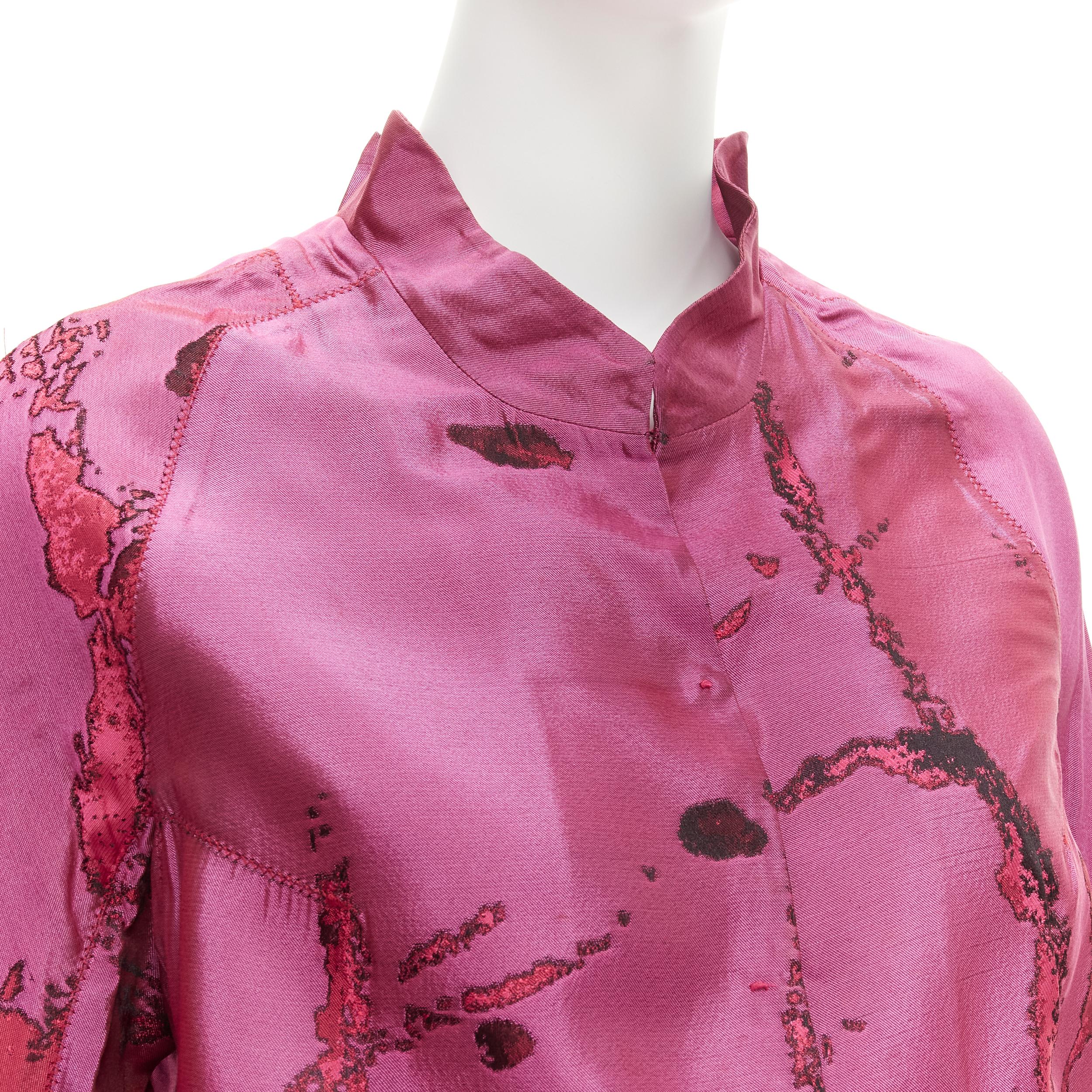 SHIATZY CHEN - Giacca cropped in broccato di seta viola astratto orientale IT44 L
Riferimento: TGAS/D00073
Marchio: Shiatzy Chen
Materiale: Poliestere, seta
Colore: viola, nero
Modello: Astratto
Chiusura: bottoni a pressione
Dettagli extra: