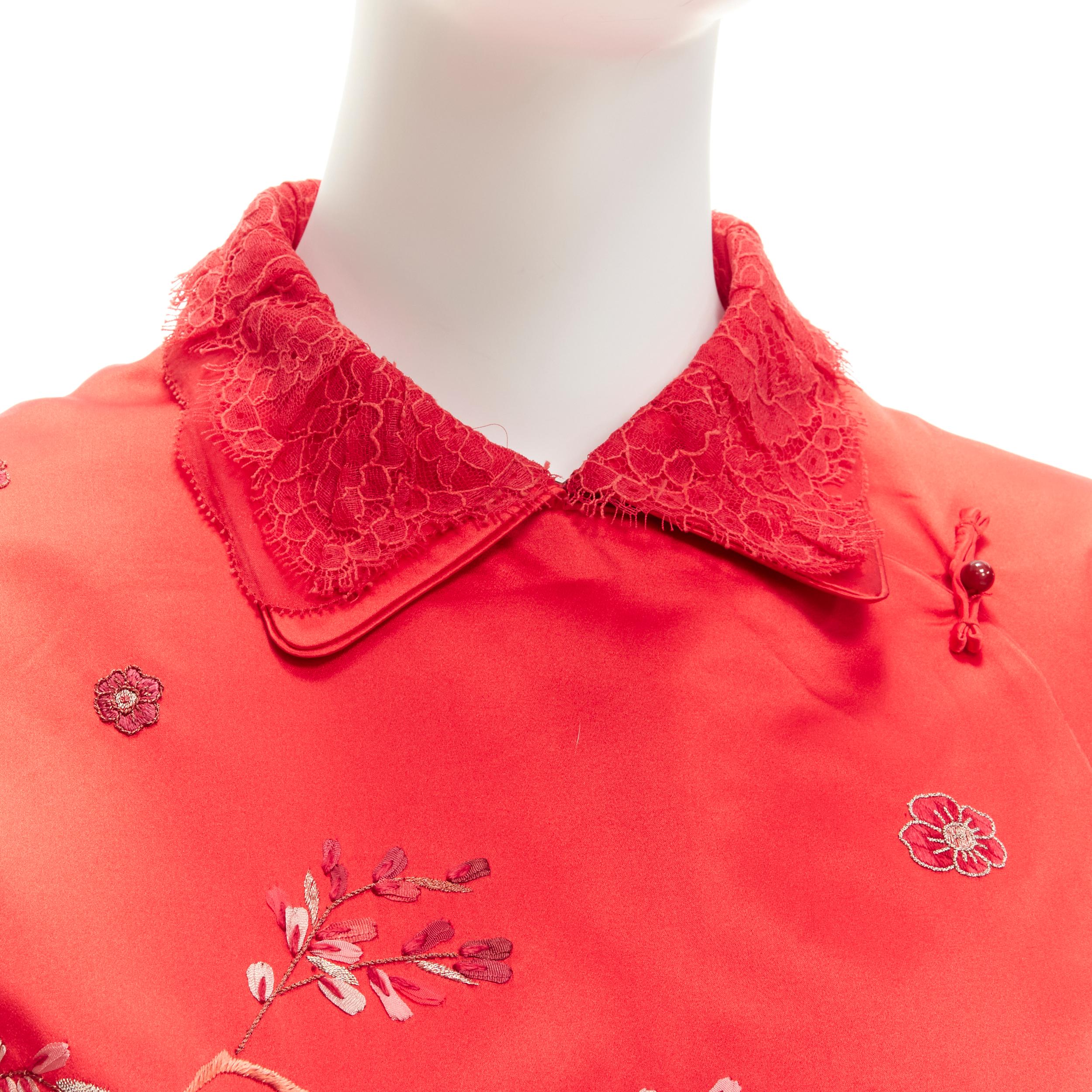 SHIATZY CHEN top qipao in seta rossa con collo in pizzo e ricamo floreale a nuvola IT44 L
Riferimento: TGAS/D00071
Marchio: Shiatzy Chen
Materiale: Seta
Colore: rosso
Modello: Etnico
Chiusura: bottoni a pressione
Fodera: Seta rossa
Dettagli extra: