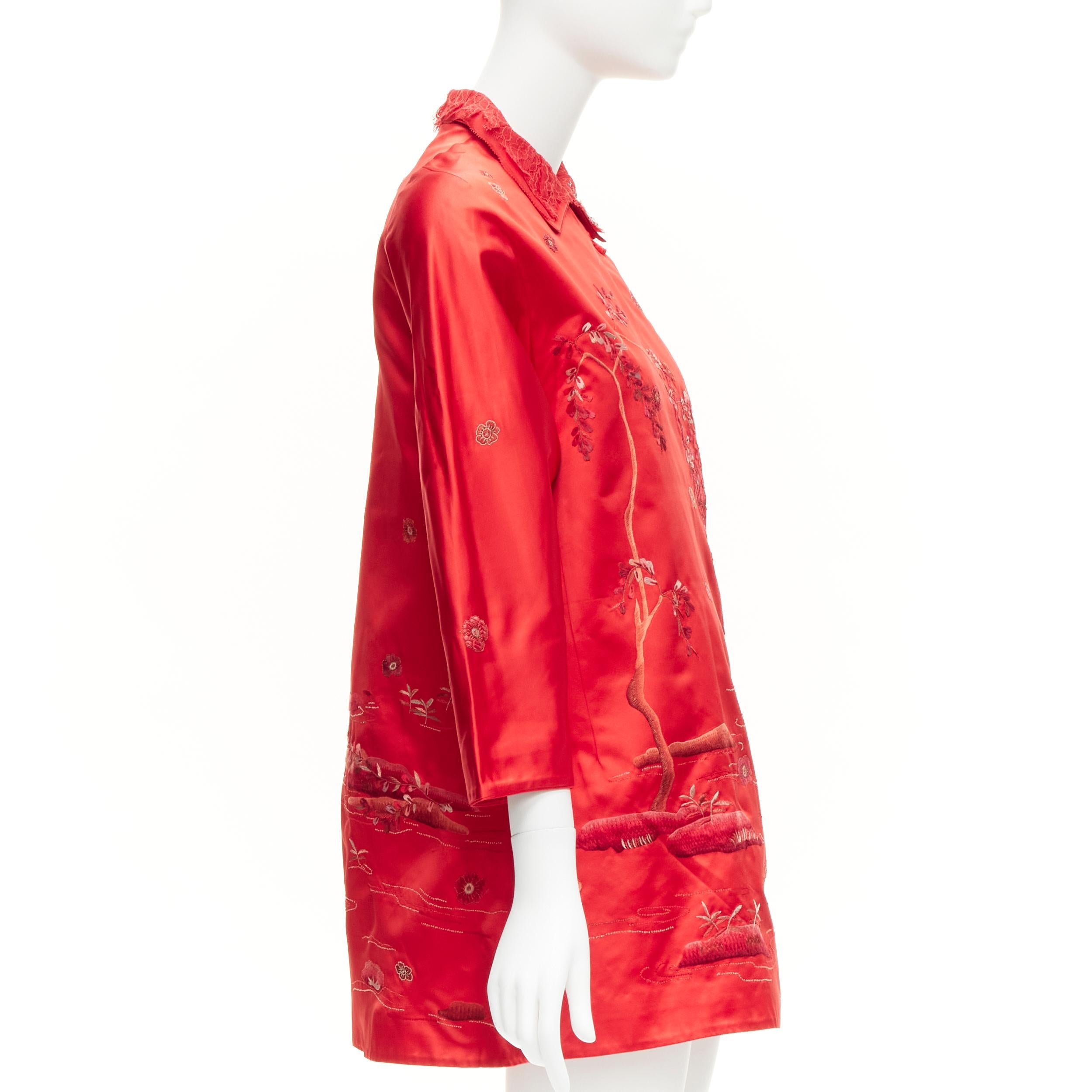 SHIATZY CHEN top qipao in seta rossa con collo in pizzo e ricamo floreale a nuvola IT44 L In condizioni buone in vendita a Hong Kong, NT