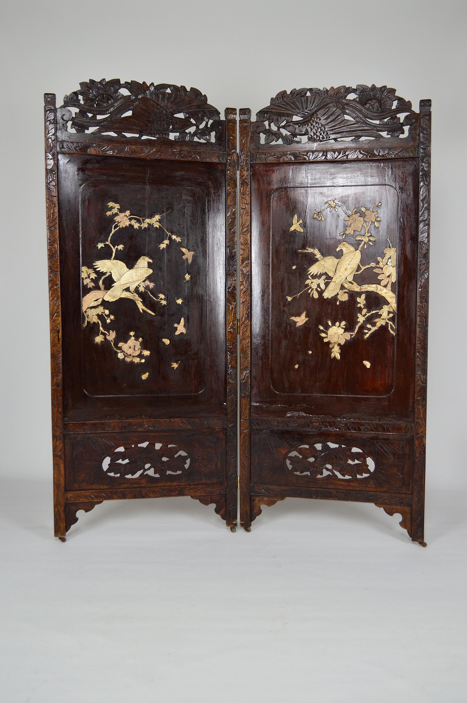 Folding screen / room divider.
In carved, inlaid and lacquered wood.

Carved with birds and foliage.
The central panels are inlaid on one side, on the theme of birds of prey / raptors: (Eagles, Hawks, Falcons, Buzzards). The Hawk posed on a