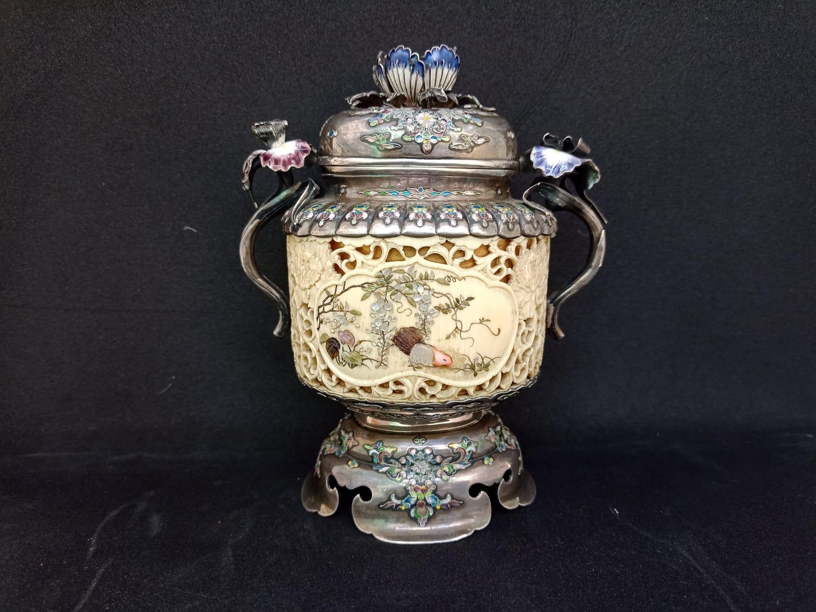 Shibayama koro Japan Solid silver and enamel
Materials solid silver and enamel with applications
incense burner
Decorated with flowers and pajarons
Circa 19th century Origin Japan
Meji 1890-1912
Very good condition with some minor wear
Signed