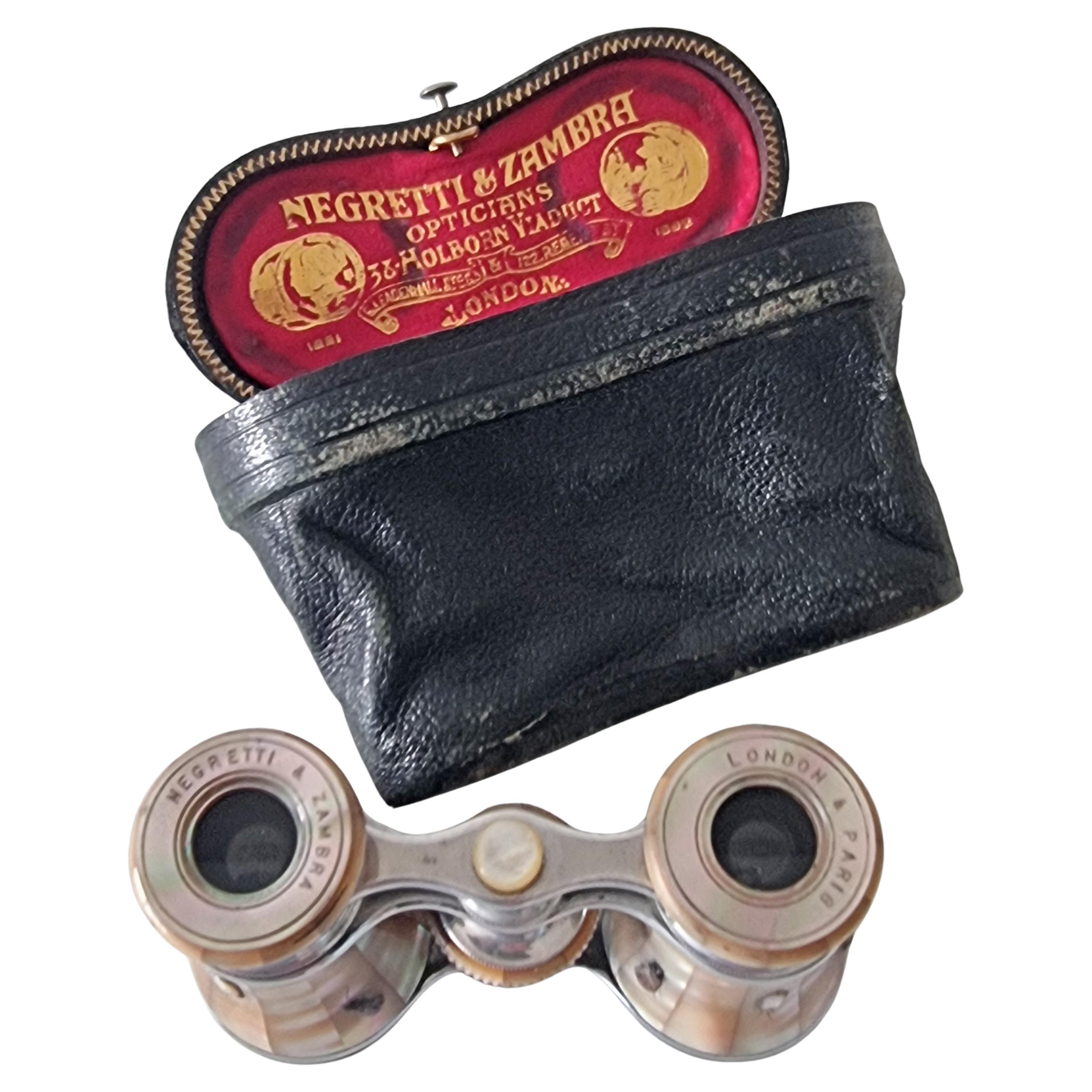 Paire de lunettes d
opéra Shibayama dans leur écrin d
origine par Negretti 
Zambra en vente