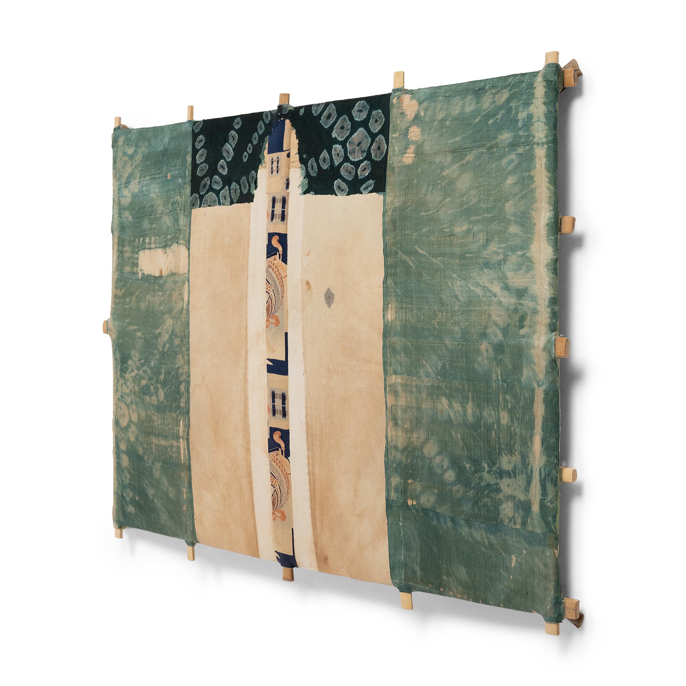 Der in Chicago, Illinois, ansässige zeitgenössische Künstler Michael Thompson schafft einzigartige Drachen, Collagen und Mixed-Media-Arbeiten, die er aus Materialfragmenten der Vergangenheit und Gegenwart zusammensetzt, die er auf seinen Reisen