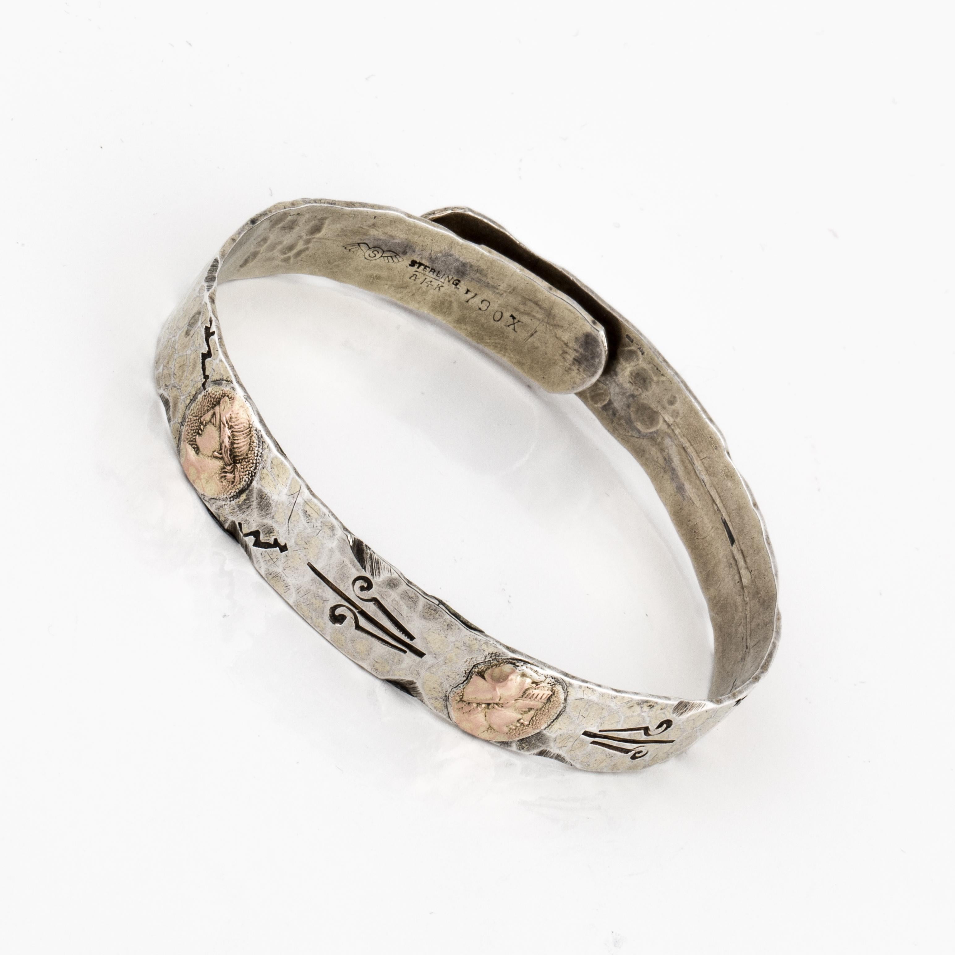 Bracelet en argent sterling et 14K par Shiebler.  Il s'agit d'un bracelet croisé de la collection Homeric.  L'ouverture mesure 2 3/4 pouces et sa largeur est de 1/2 pouce.  Magnifique travail d'argenterie d'un orfèvre américain renommé.