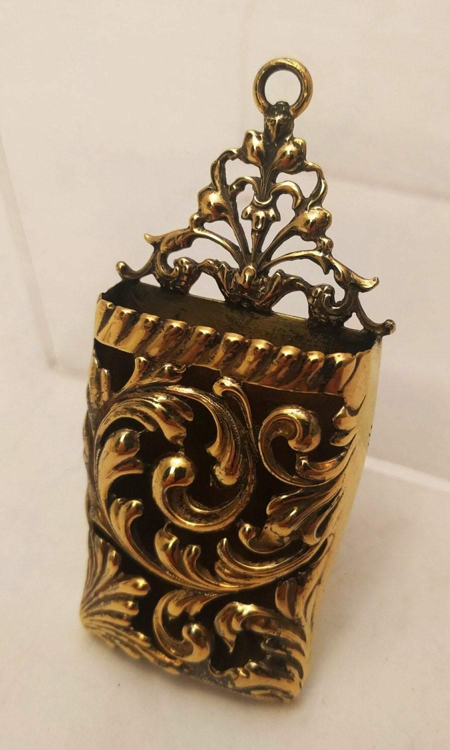 Exquisite Shiebler sterling silver match safe / vesta case in gold vermeil in beautiful leaf design from the late 19th / early 20th century. Rare hanging piece and striker on the bottom. Measuring 3.3 inches long and 1.5 inches wide. Hallmarked as