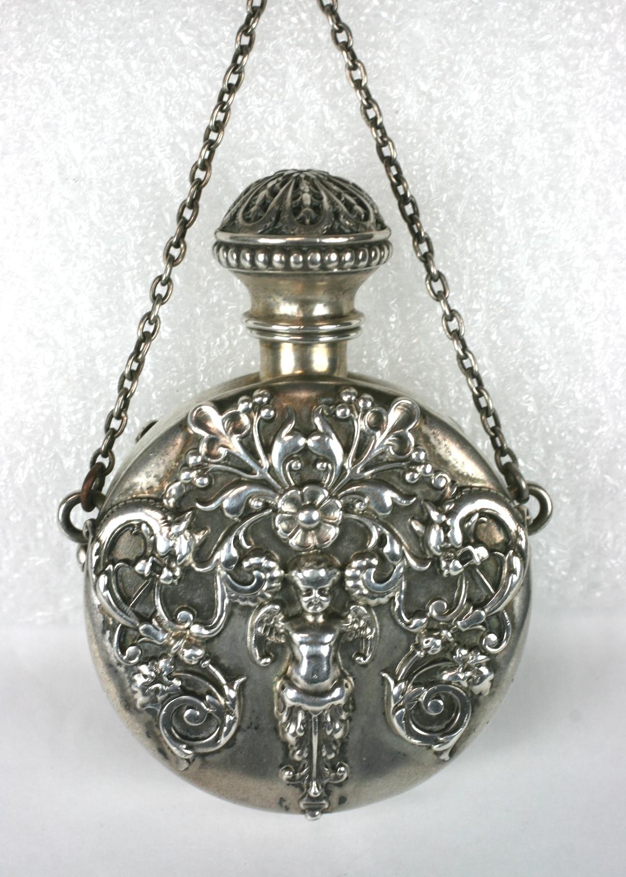 Colgante frasco de perfume victoriano de Shiebler Sterling hecho originalmente para una chatelaine pero que puede utilizarse ahora como colgante. Conserva notablemente su tapón original de esterlina, que está encajado de maravilla. 
Aplicaciones