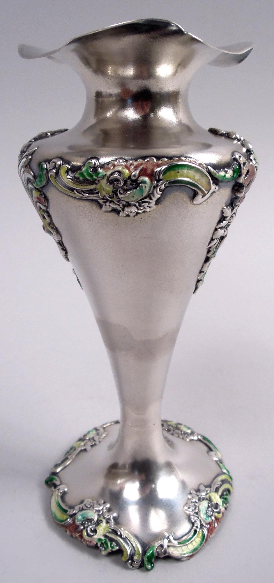 Vaso rococò vittoriano in argento sterling. Prodotto da George W. Shiebler & Co. a New York, nel 1900 circa. Balaustro ripido con bordo smerlato ondulato e piede rotondo. Sulla spalla e sul bordo del piede ci sono volute e foglie applicate e