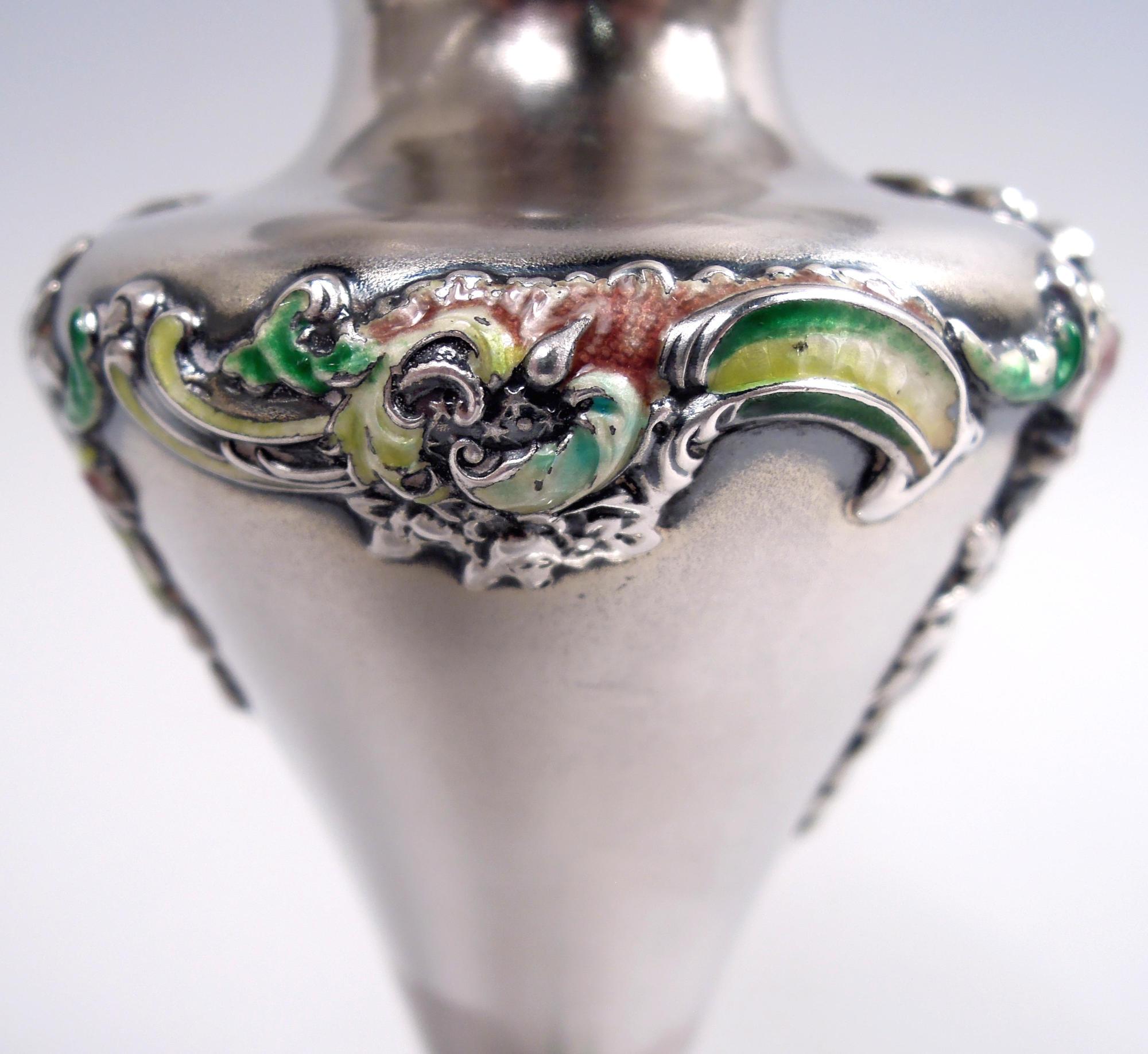 Appliqué Shiebler Vaso vittoriano rococò in argento e smalto in vendita