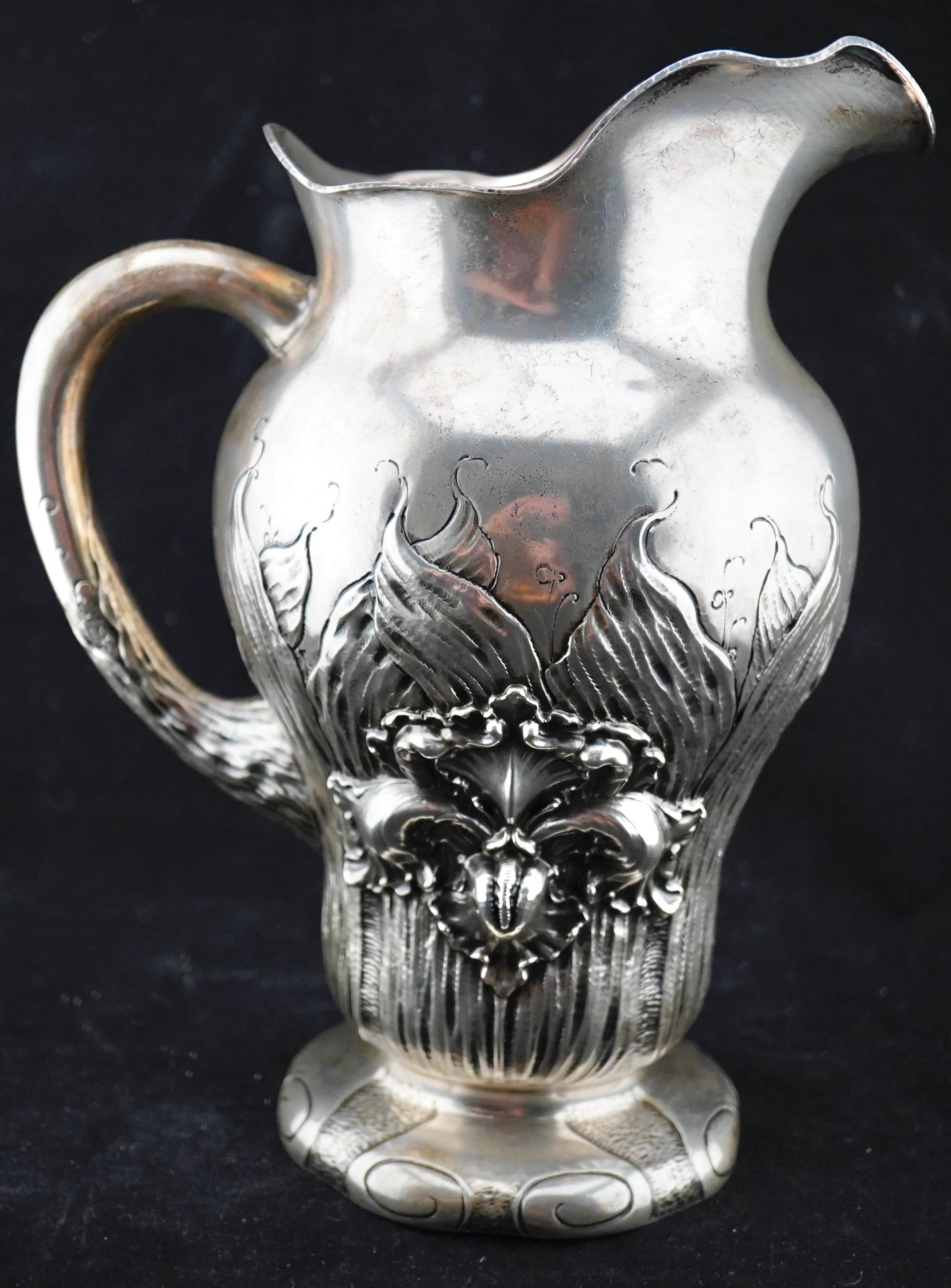 Shielbler Sterling-Repoussierkrug mit Schwertliliendekor im Japonisme-Stil als Ausdruck des Jugendstils. Gekennzeichnet mit Shiebler-Marke auf dem Boden. 30 t. Unze Gewicht.