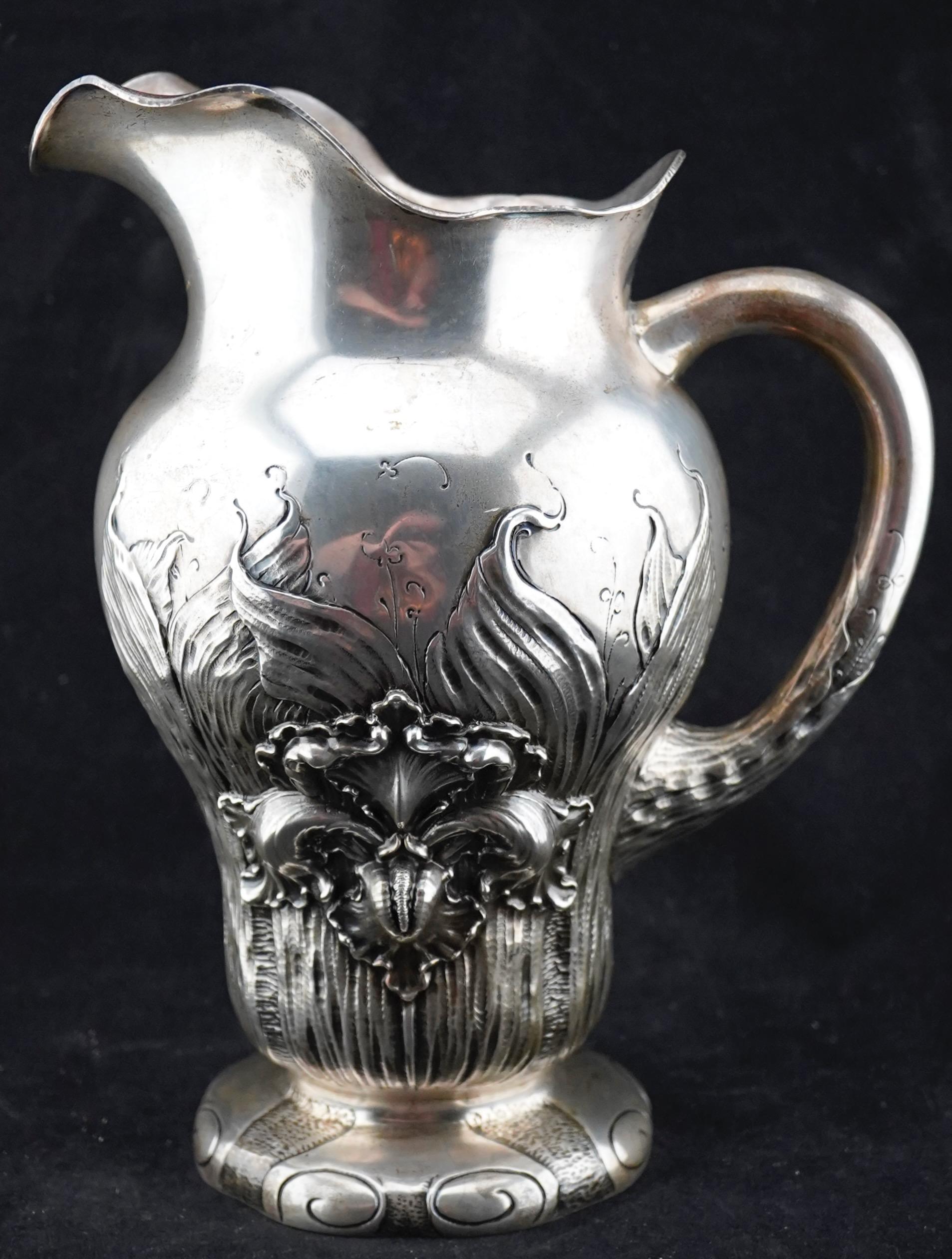 Shielber Sterling Repousse Krug Jugendstil Japonisme Stil (Gegossen) im Angebot