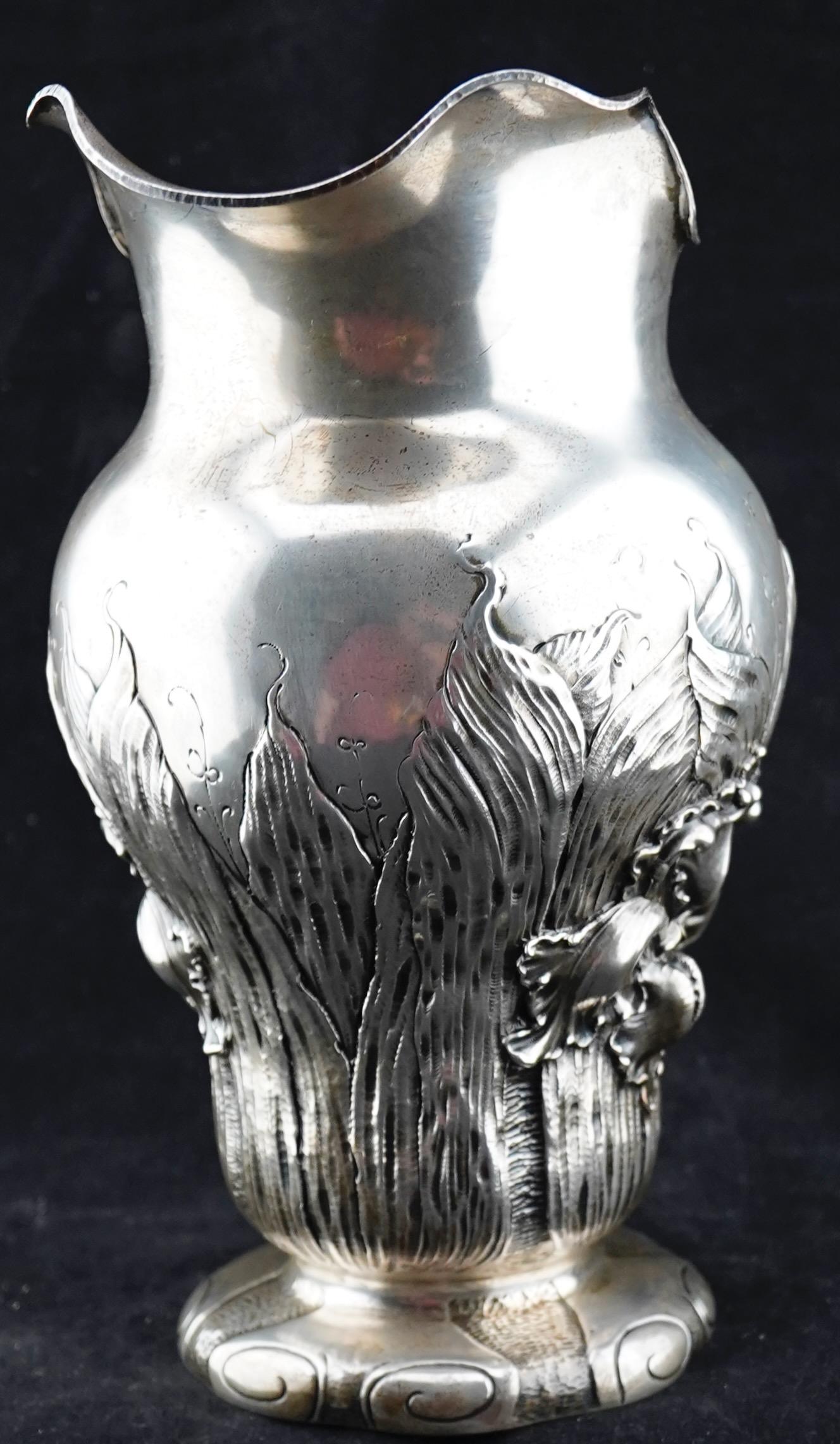 Shielber Sterling Repousse Krug Jugendstil Japonisme Stil im Zustand „Hervorragend“ im Angebot in Sarasota, FL