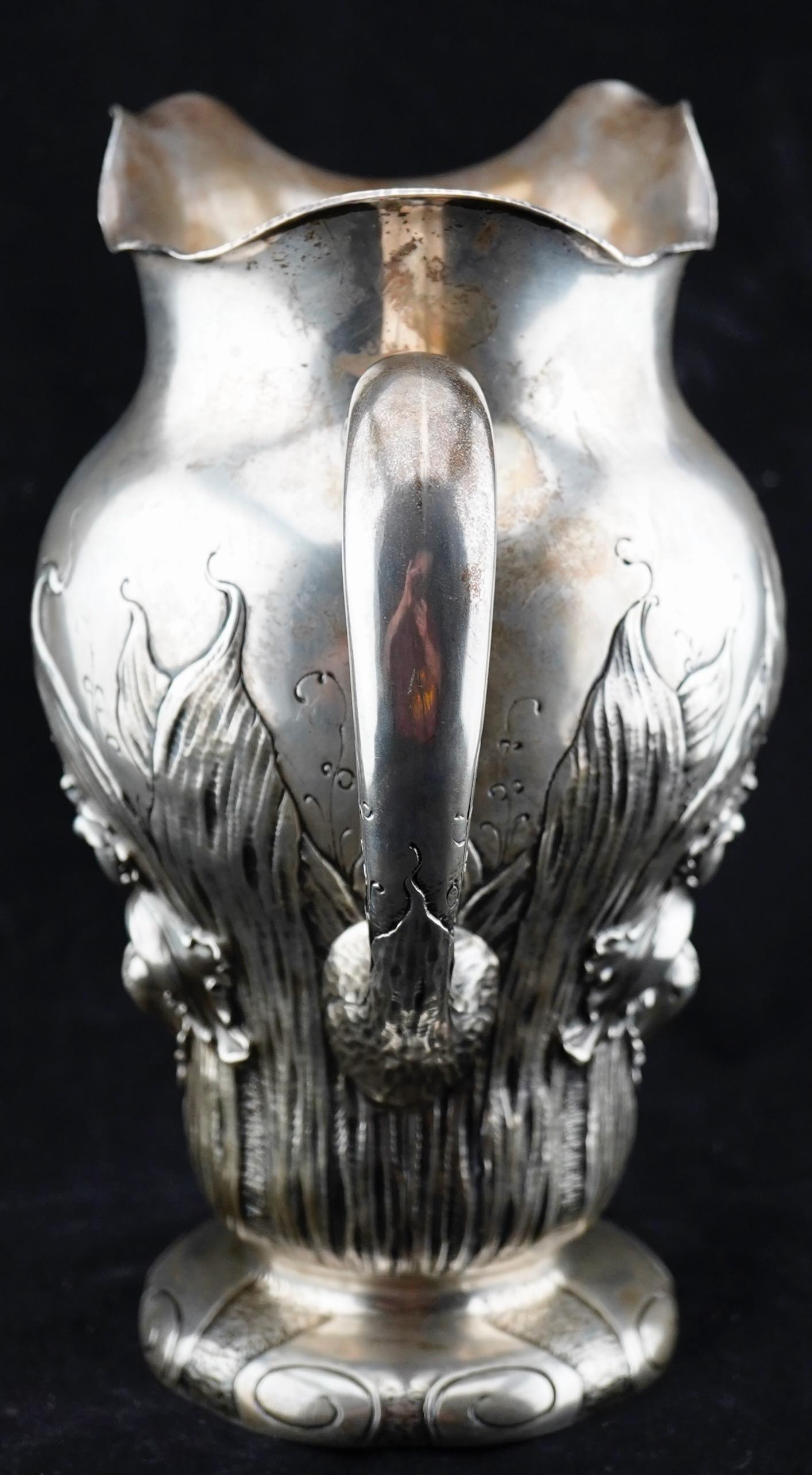 Shielber Sterling Repousse Krug Jugendstil Japonisme Stil (19. Jahrhundert) im Angebot