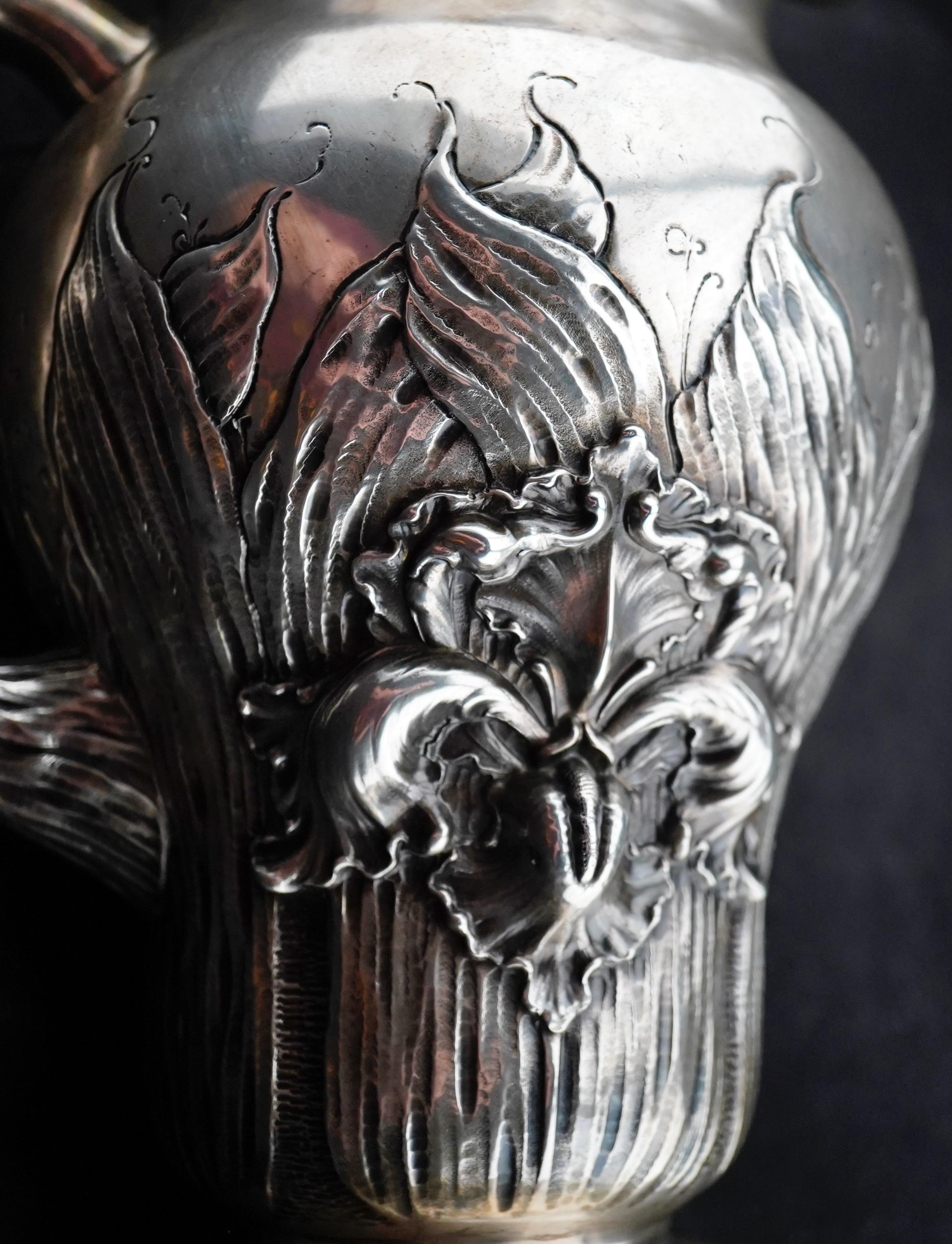 Shielber Sterling Repousse Krug Jugendstil Japonisme Stil (Silber) im Angebot