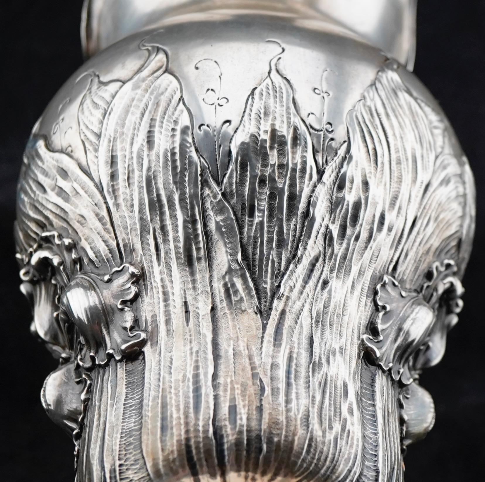 Shielber Sterling Repousse Krug Jugendstil Japonisme Stil im Angebot 1