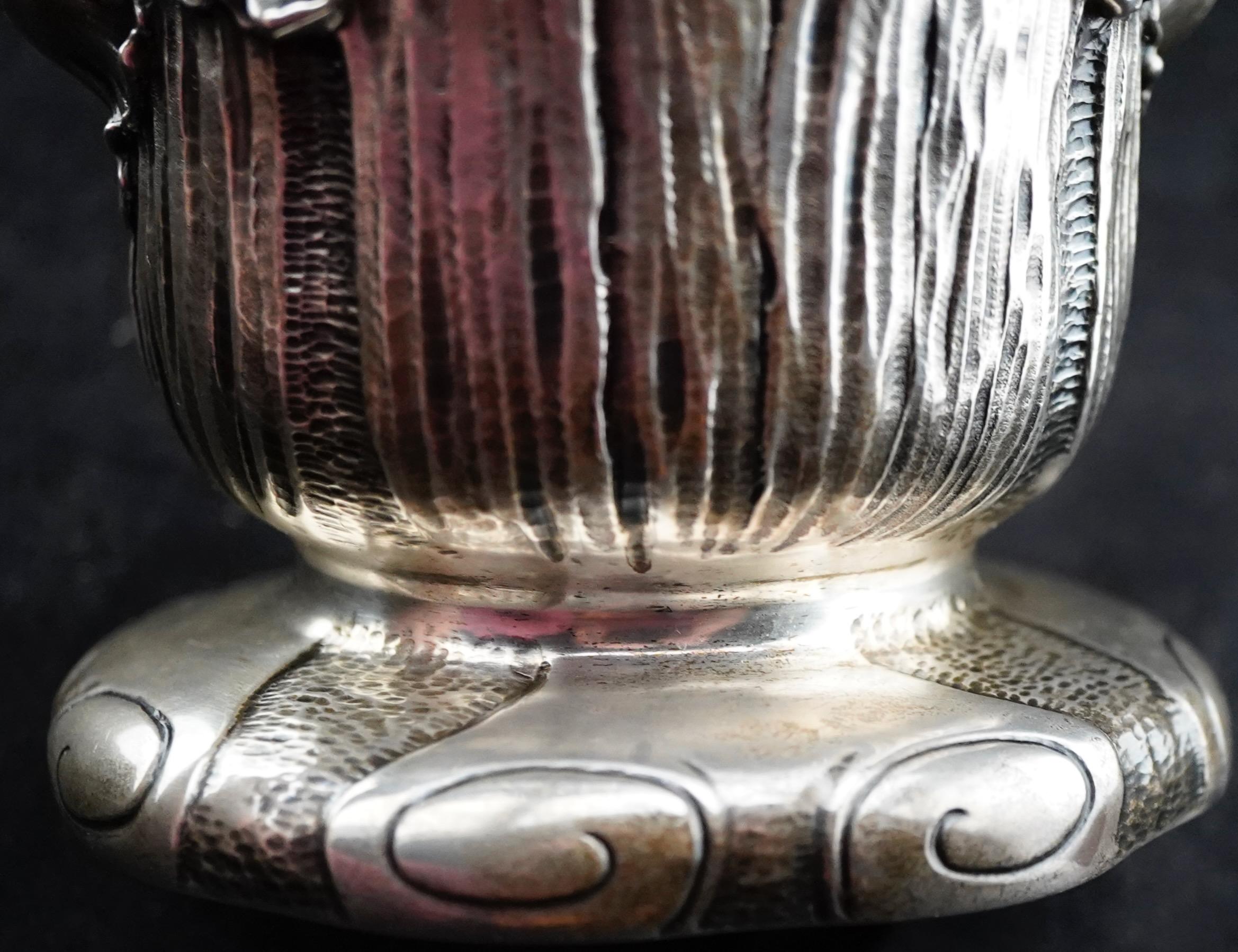 Shielber Sterling Repousse Krug Jugendstil Japonisme Stil im Angebot 2