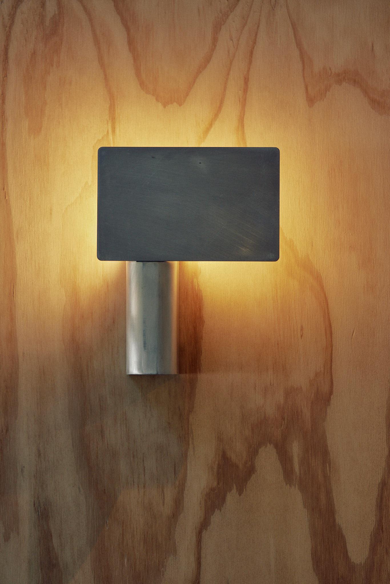 Escudo Contemporáneo Aplique de Aluminio Plateado Cepillado de Henry Wilson en venta 3