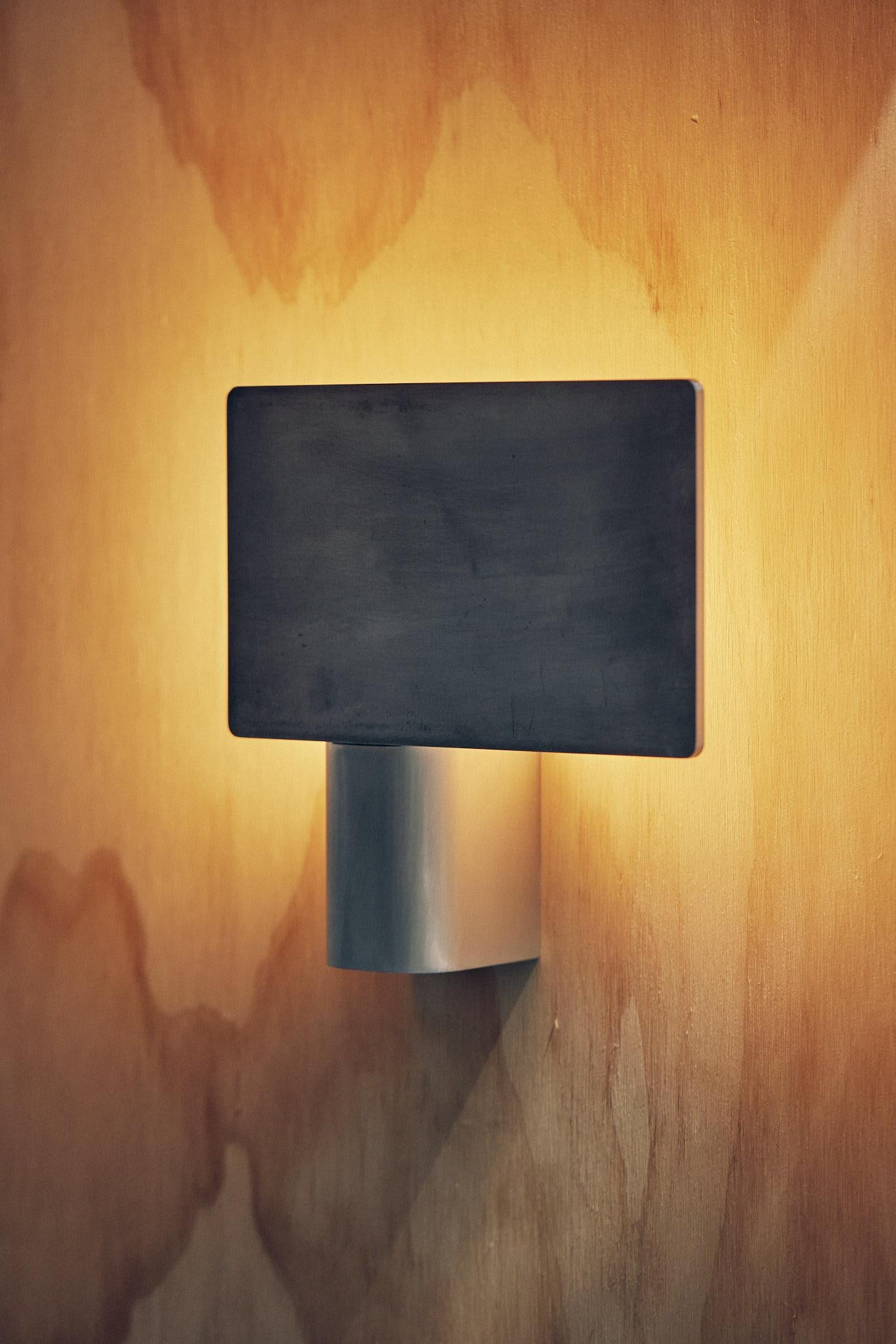 Escudo Contemporáneo Aplique de Aluminio Plateado Cepillado de Henry Wilson en venta 7