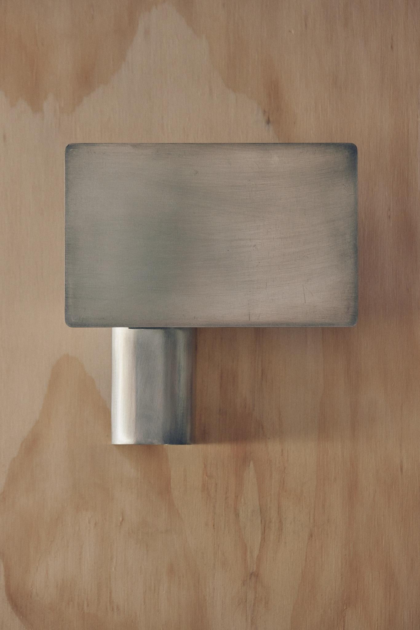 Escudo Aluminio Cepillado Aplique de Henry Wilson
Dimensiones: An 6,3 x Pr 18 x Al 18,5 cm
Materiales: Aluminio cepillado.

Disponible en acabados de aluminio cepillado y niquelado. Todas nuestras lámparas pueden cablearse según cada país. Si se