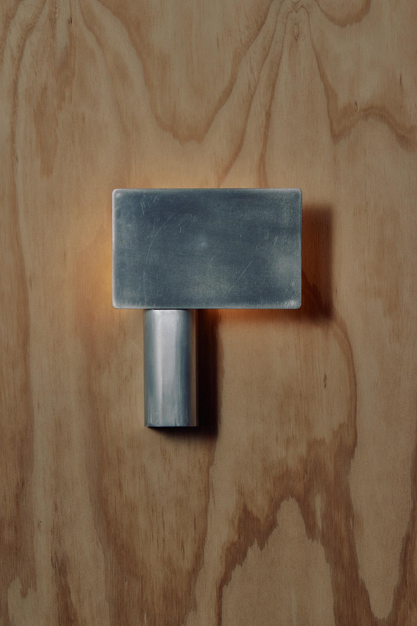 Escudo Contemporáneo Aplique de Aluminio Plateado Cepillado de Henry Wilson Moderno en venta