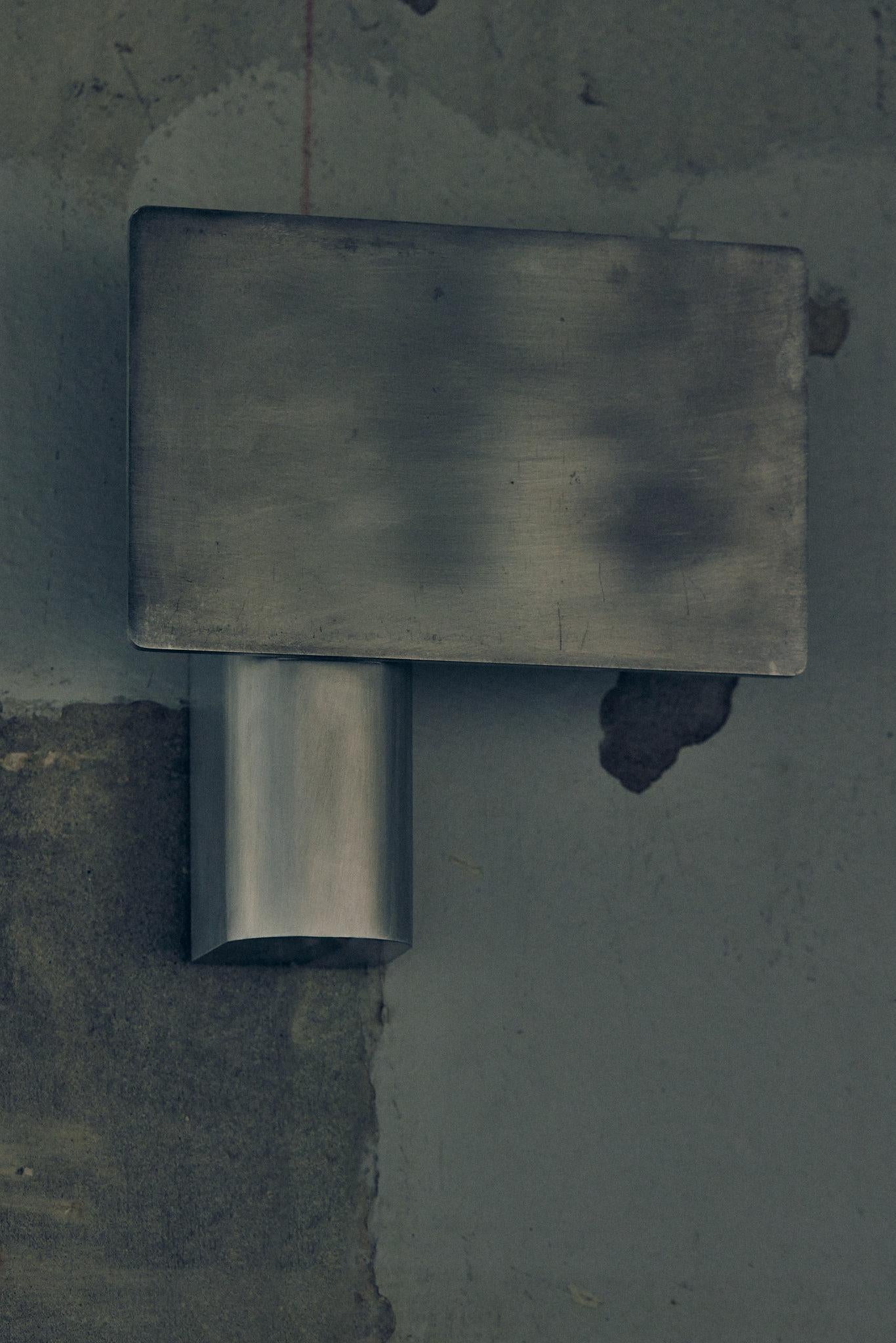Escudo Contemporáneo Aplique de Aluminio Plateado Cepillado de Henry Wilson Australiano en venta